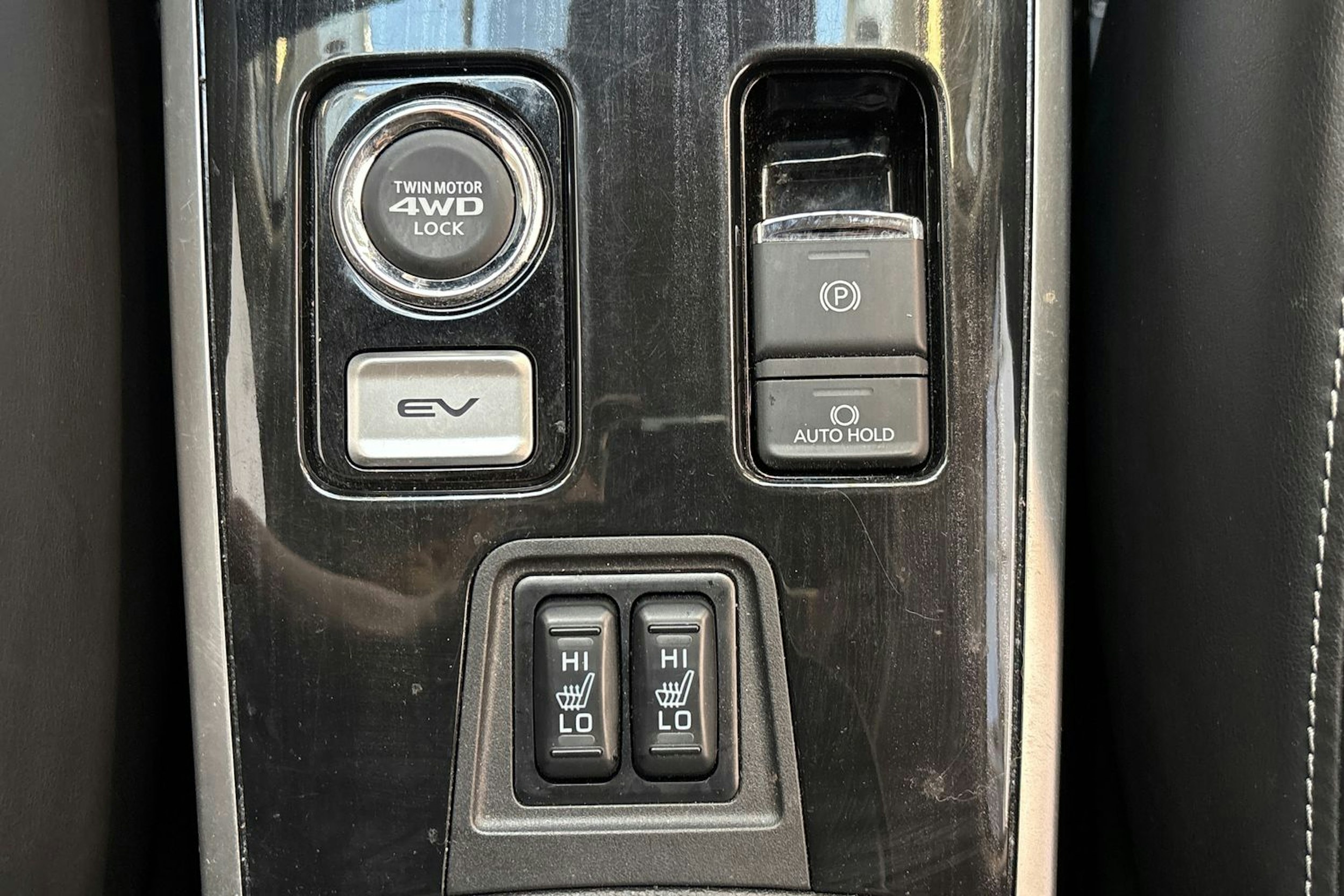 valkoinen Mitsubishi Outlander PHEV 2018 kuva 25.