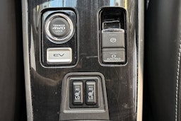 valkoinen Mitsubishi Outlander PHEV 2018 kuva 25.