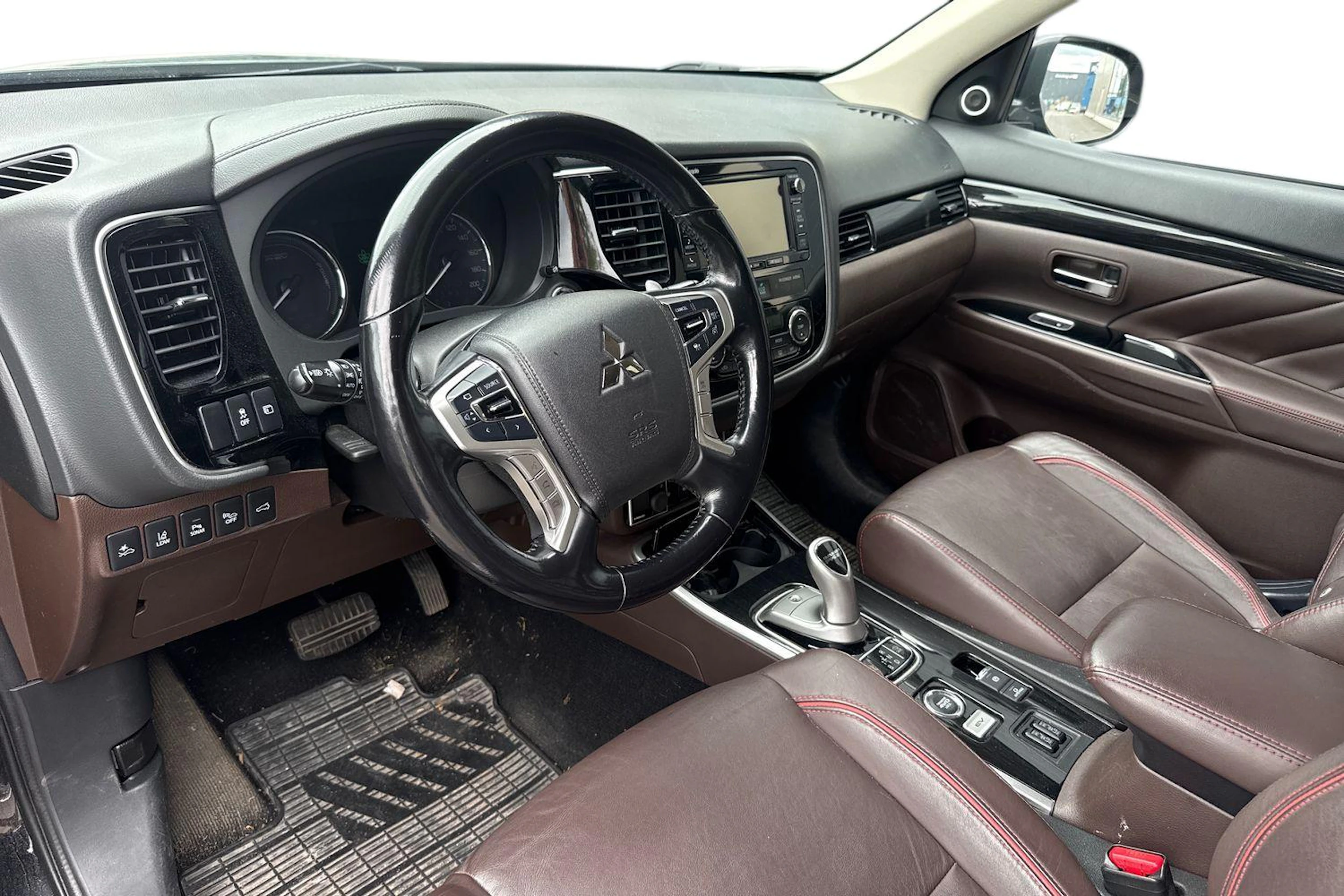 Musta Mitsubishi Outlander PHEV 2018 kuva 3.
