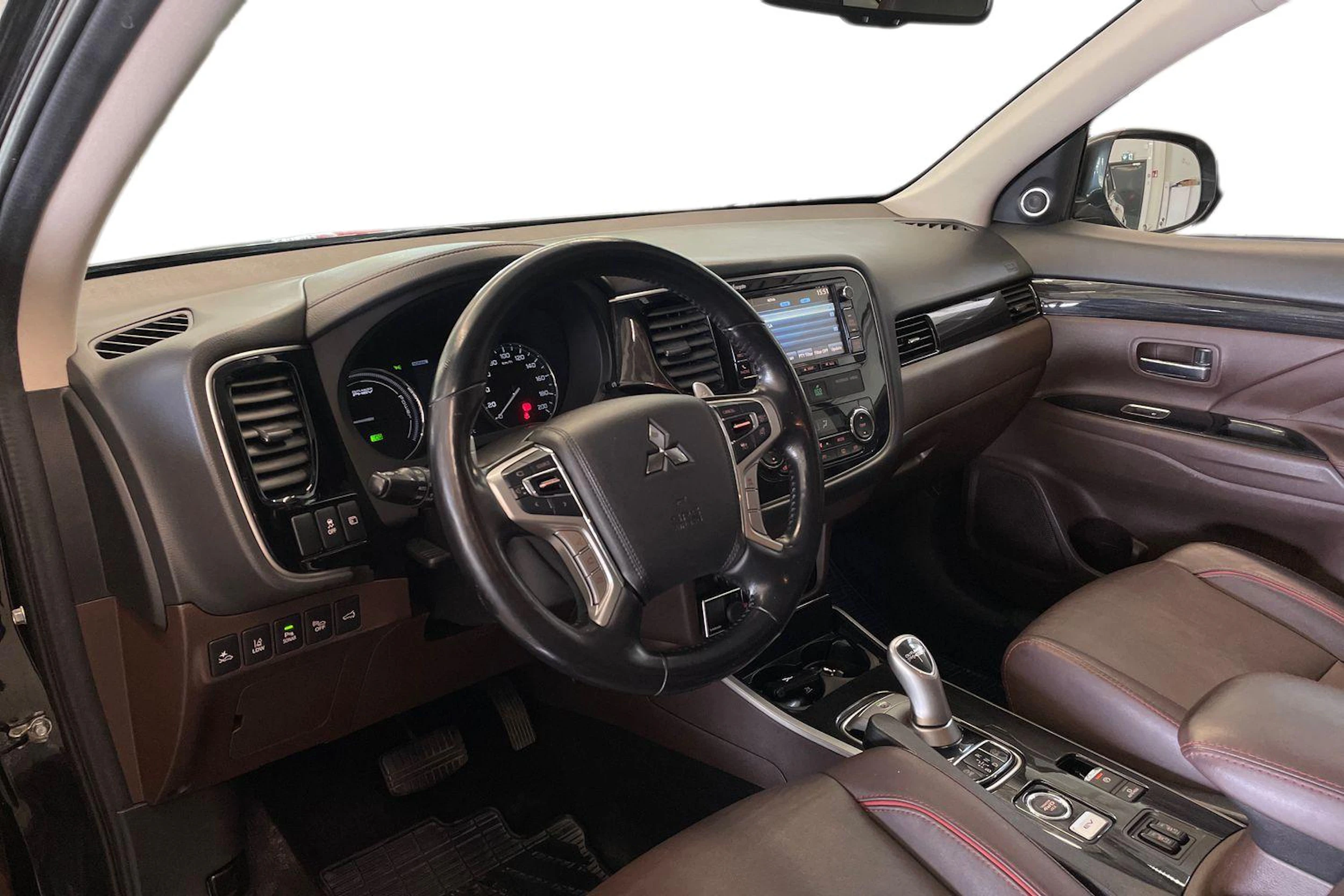 Musta Mitsubishi Outlander PHEV 2018 kuva 6.