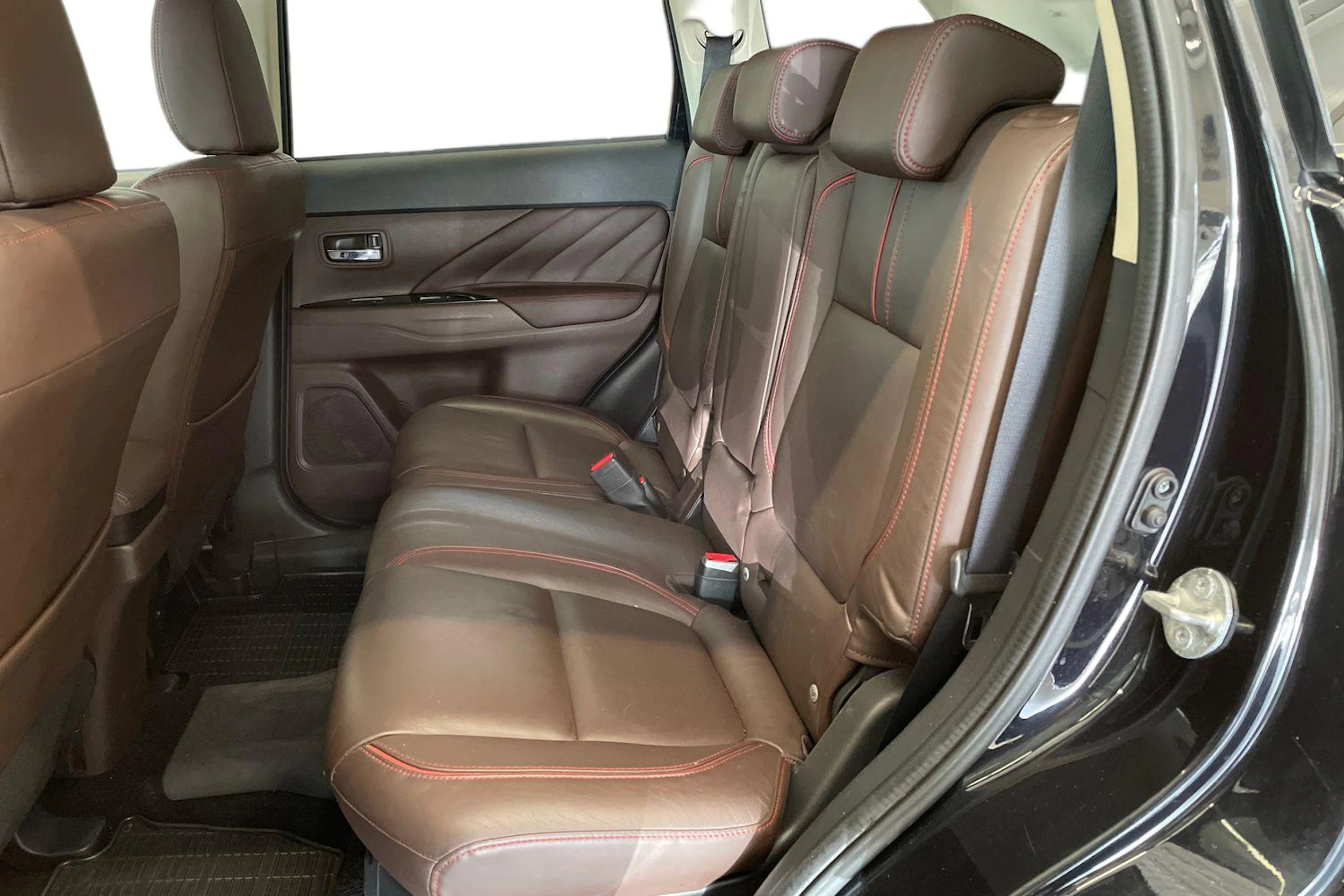 Musta Mitsubishi Outlander PHEV 2018 kuva 8.