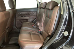 Musta Mitsubishi Outlander PHEV 2018 kuva 8.
