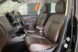 Musta Mitsubishi Outlander PHEV 2018 kuva 11.