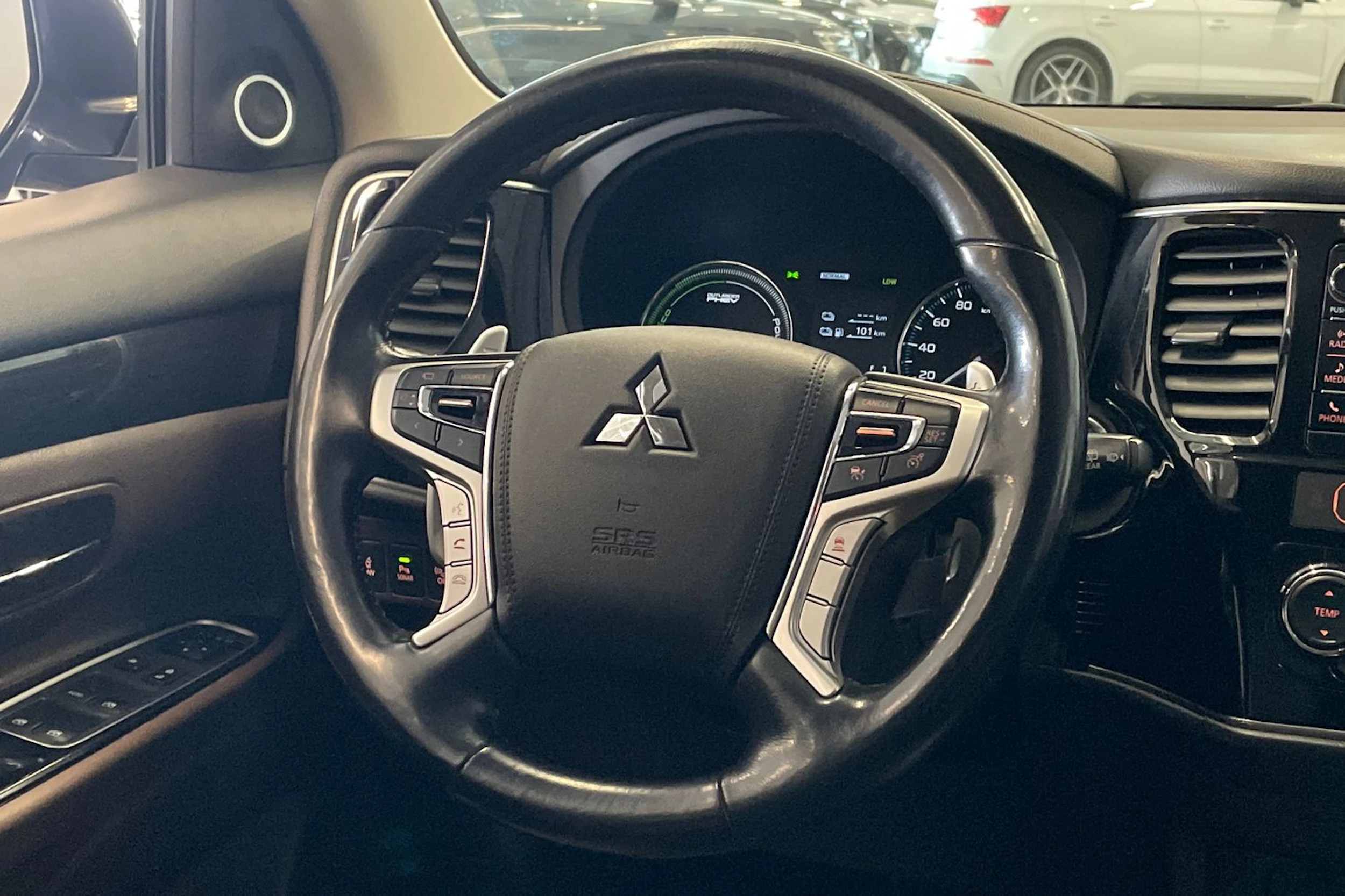 Musta Mitsubishi Outlander PHEV 2018 kuva 12.