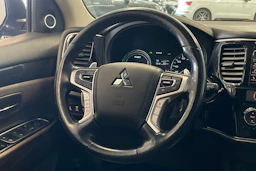 Musta Mitsubishi Outlander PHEV 2018 kuva 12.