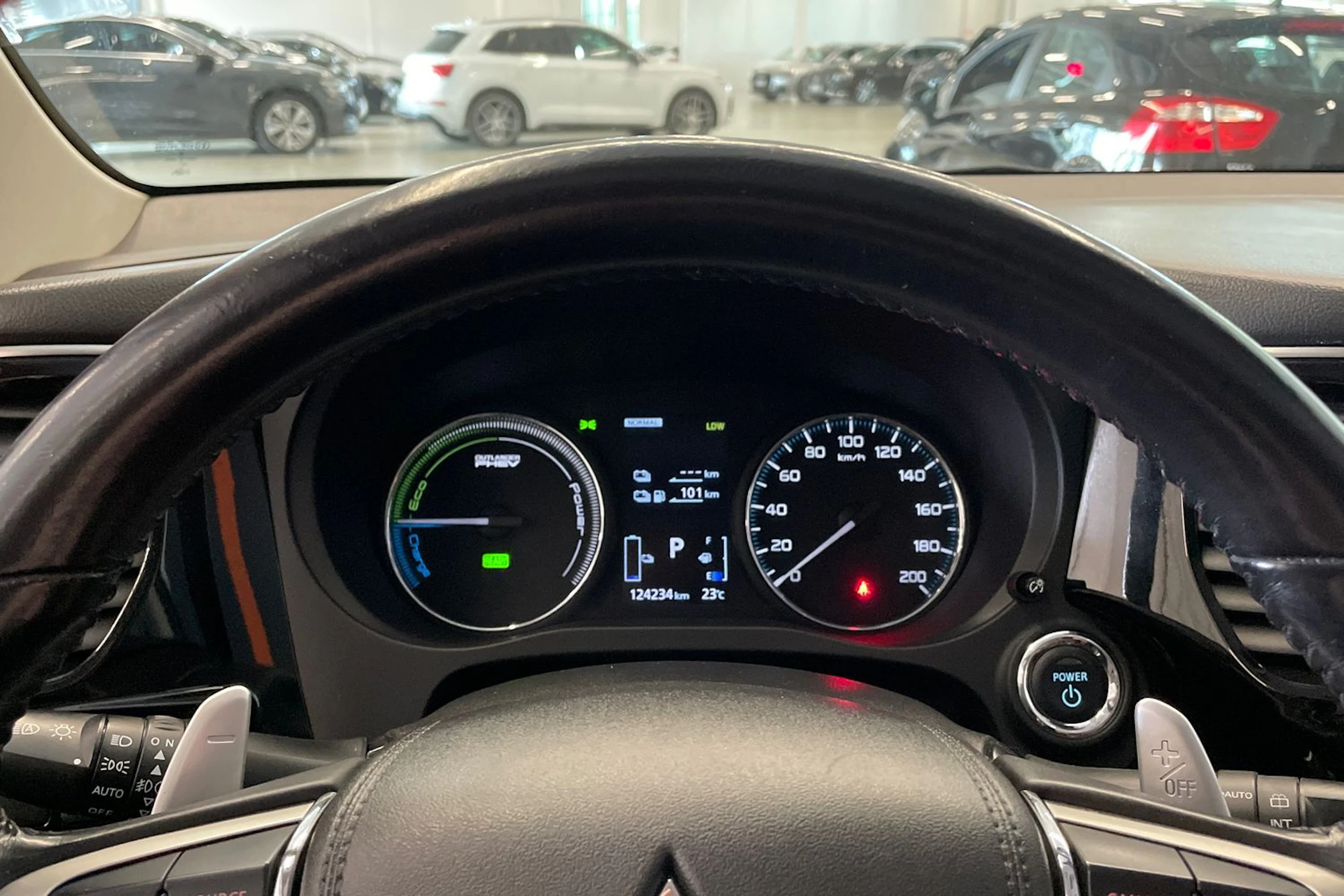 Musta Mitsubishi Outlander PHEV 2018 kuva 13.