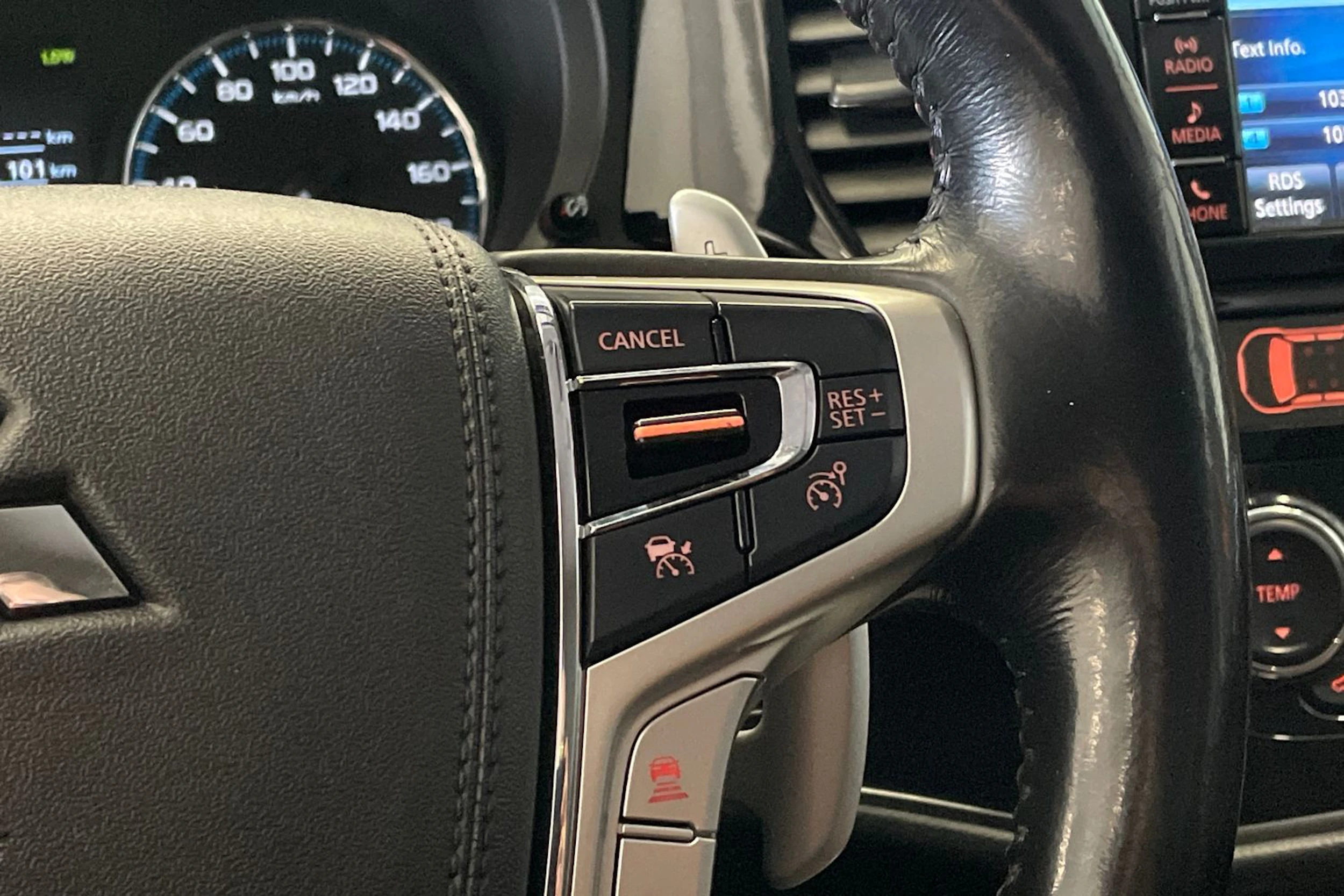 Musta Mitsubishi Outlander PHEV 2018 kuva 14.