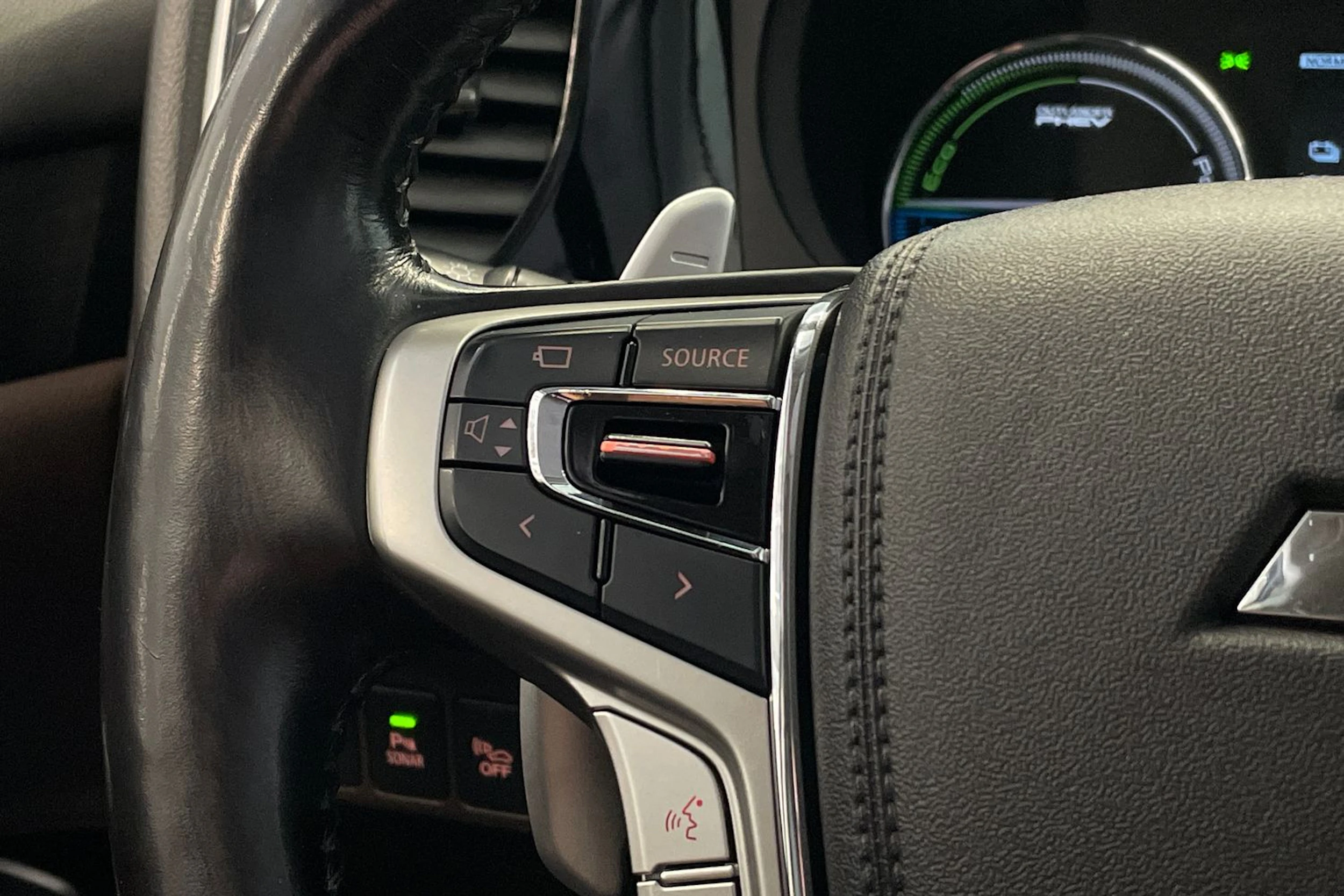 Musta Mitsubishi Outlander PHEV 2018 kuva 15.