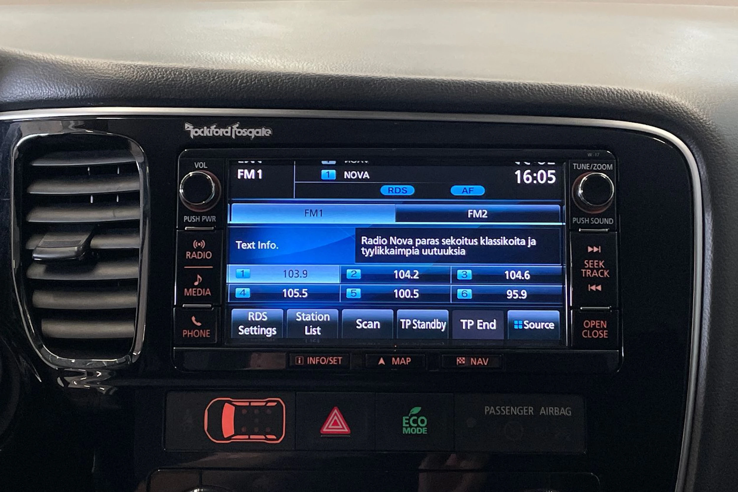 Musta Mitsubishi Outlander PHEV 2018 kuva 16.