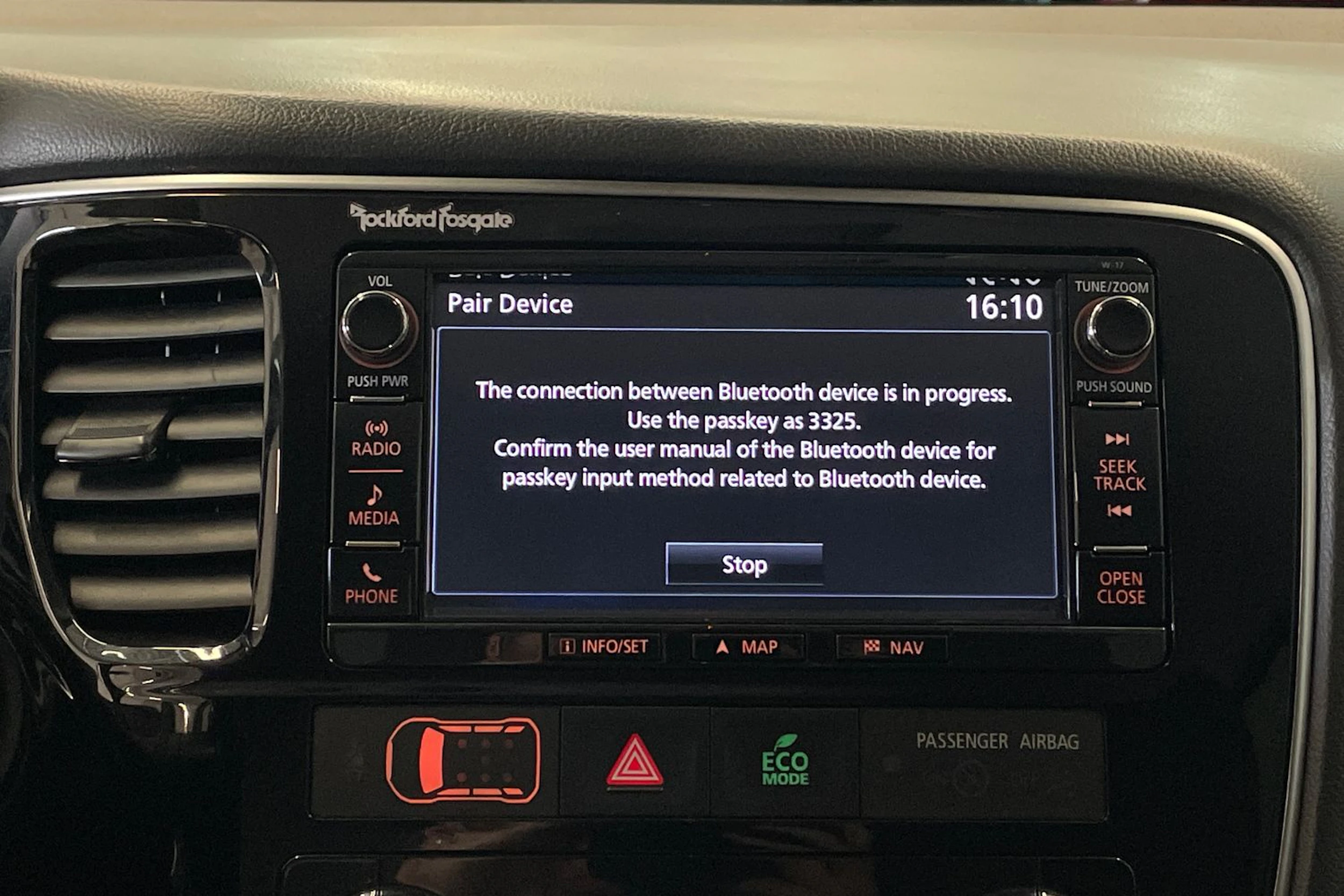 Musta Mitsubishi Outlander PHEV 2018 kuva 17.