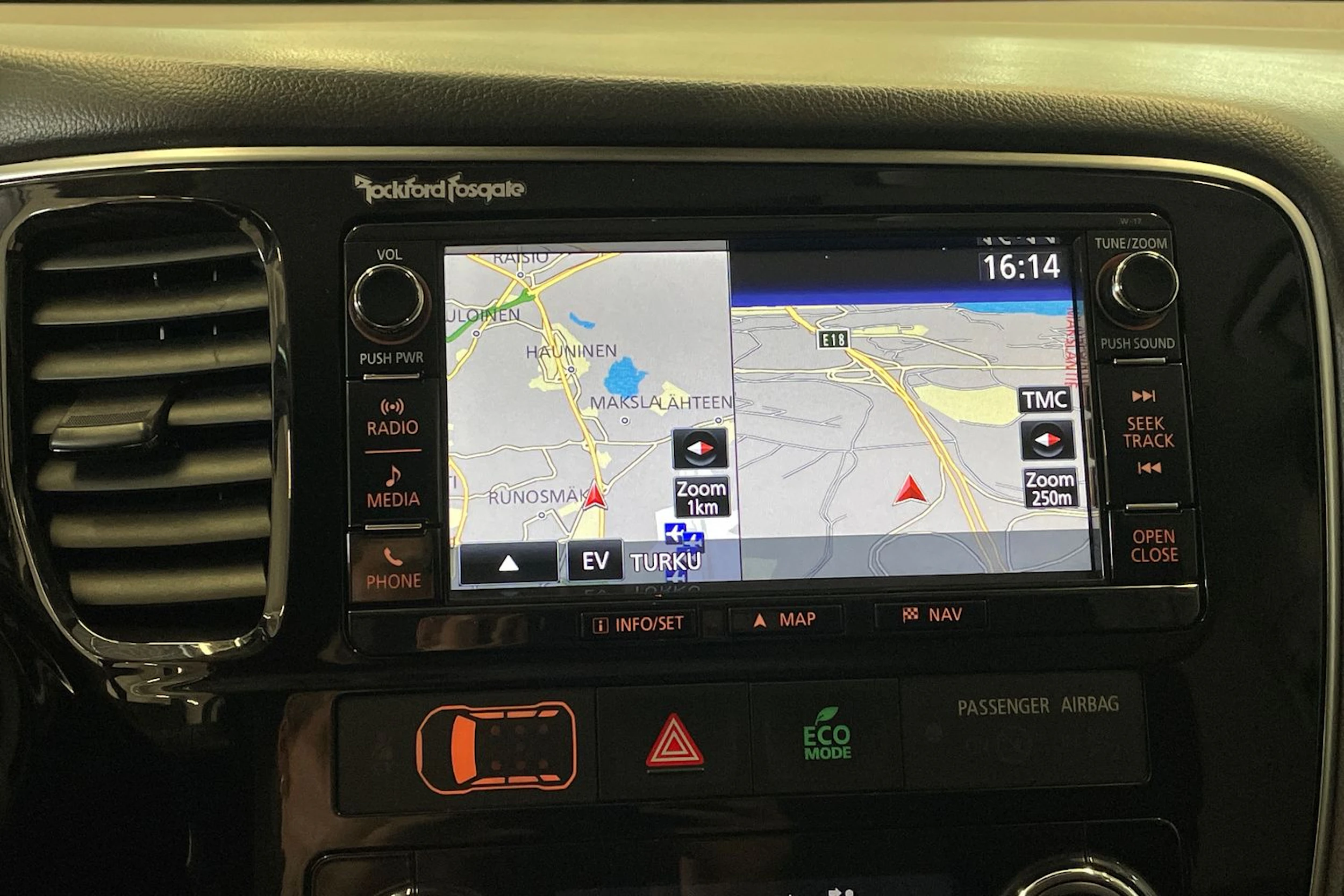 Musta Mitsubishi Outlander PHEV 2018 kuva 19.