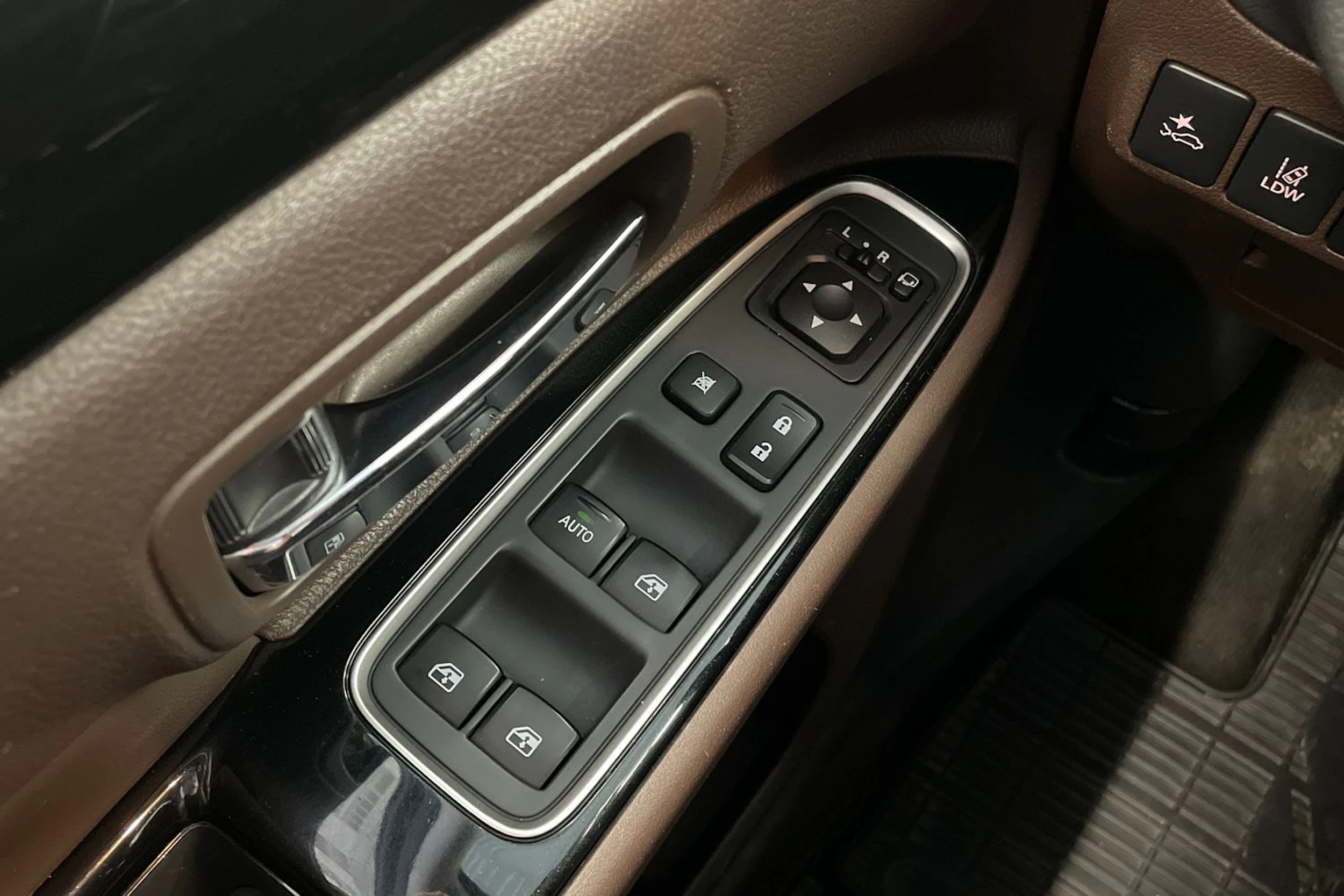 Musta Mitsubishi Outlander PHEV 2018 kuva 22.