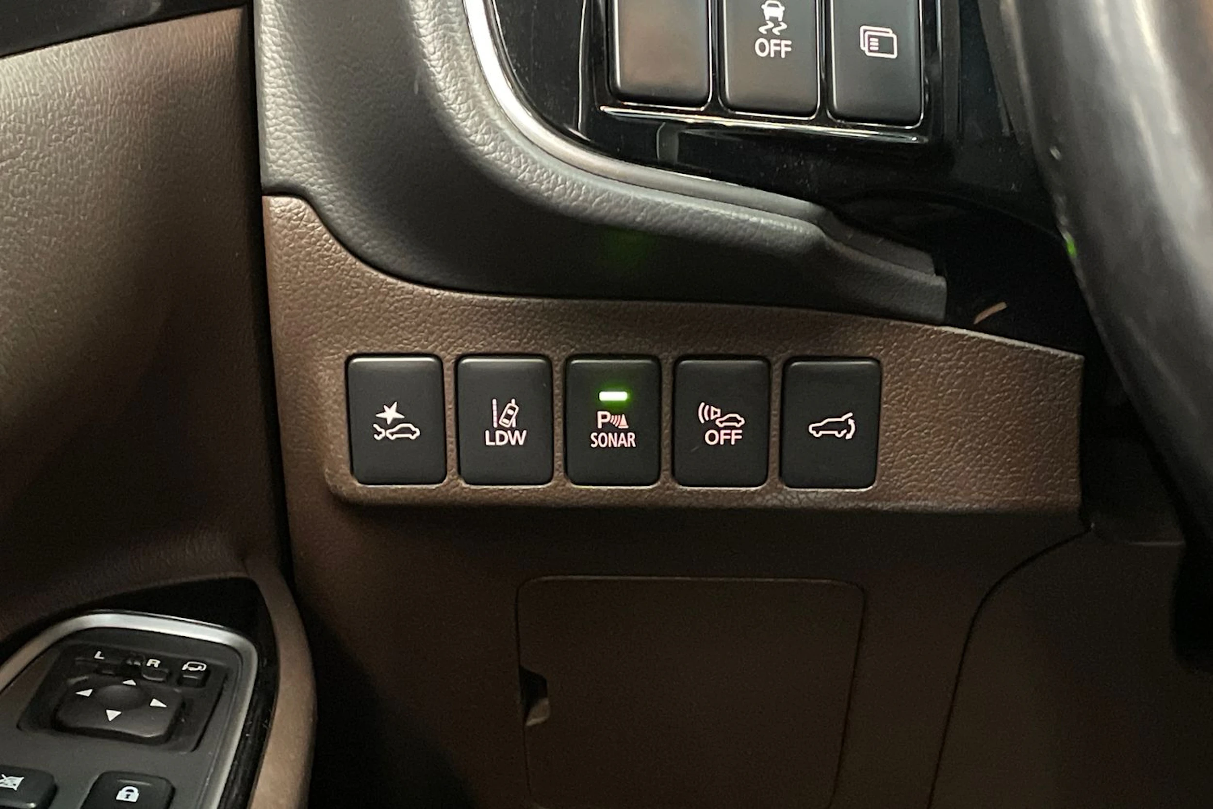 Musta Mitsubishi Outlander PHEV 2018 kuva 23.