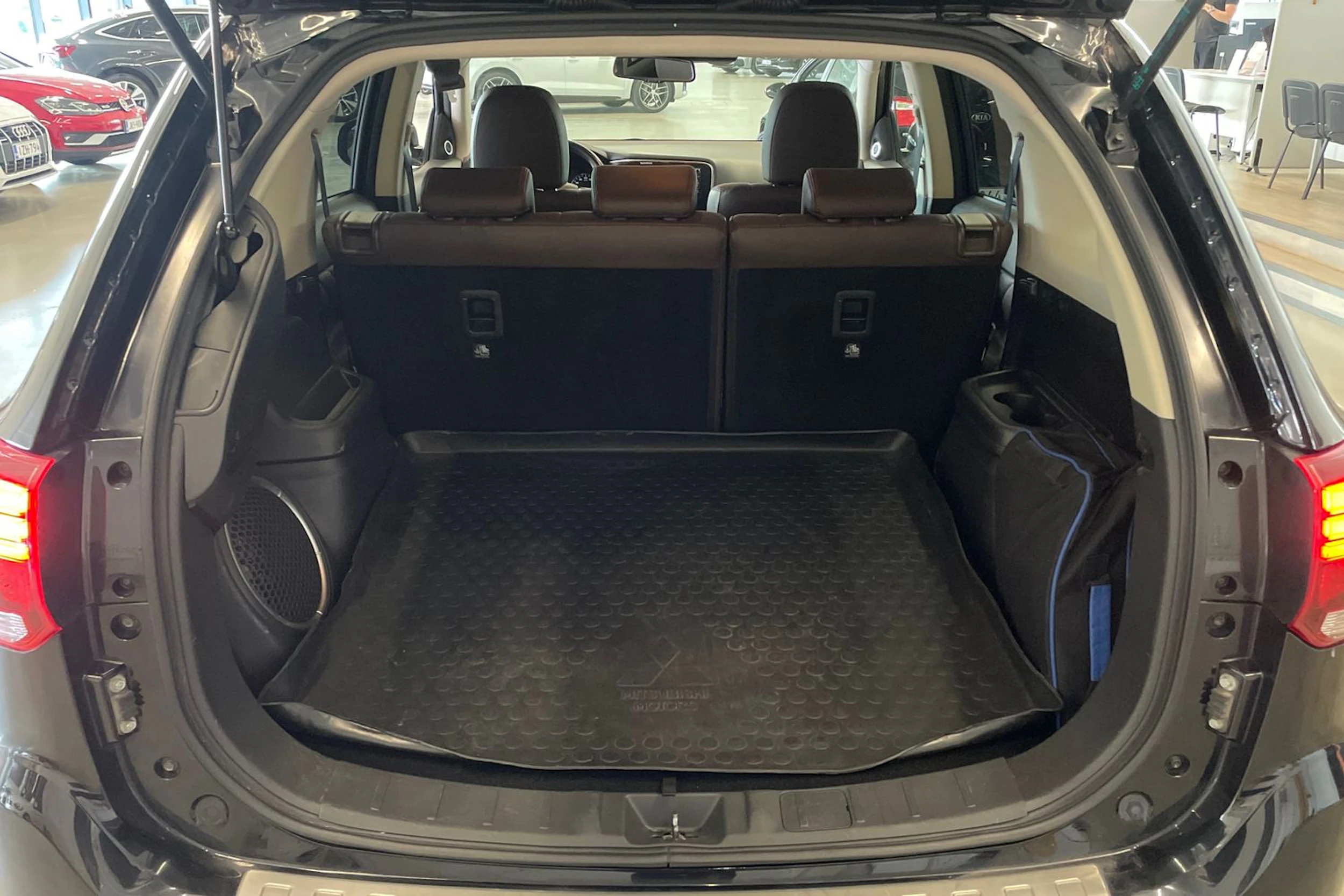 Musta Mitsubishi Outlander PHEV 2018 kuva 24.