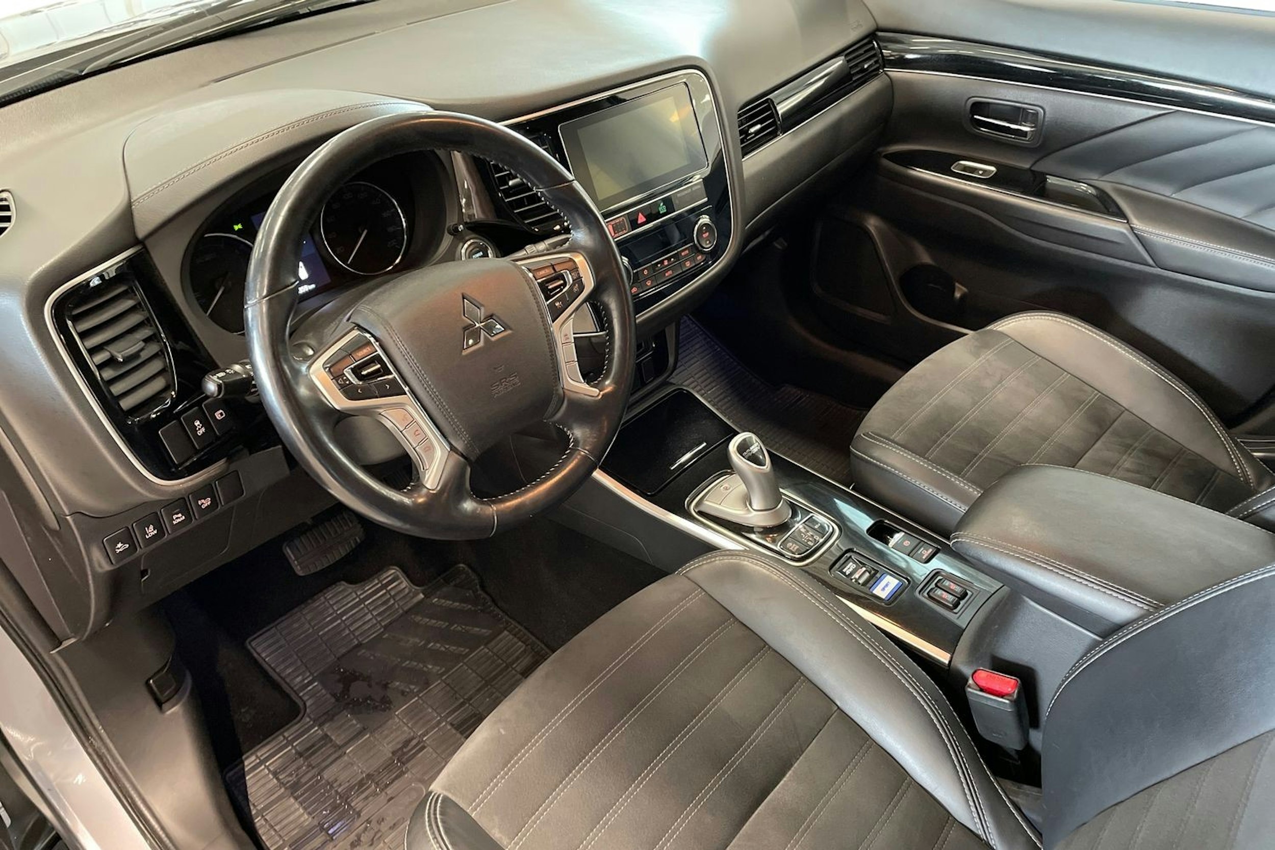 met. harmaa Mitsubishi Outlander PHEV 2018 kuva 7.