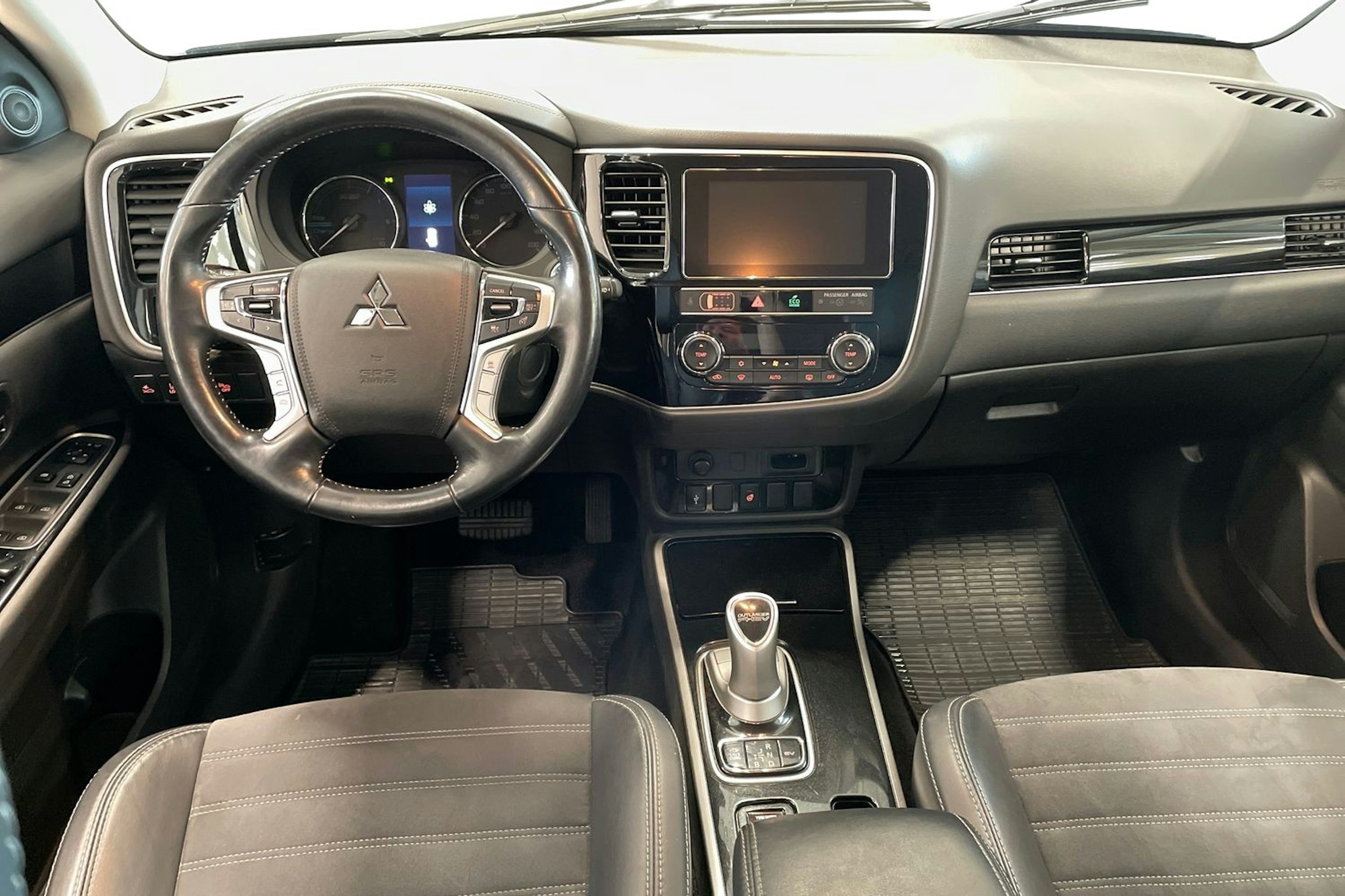 met. harmaa Mitsubishi Outlander PHEV 2018 kuva 9.