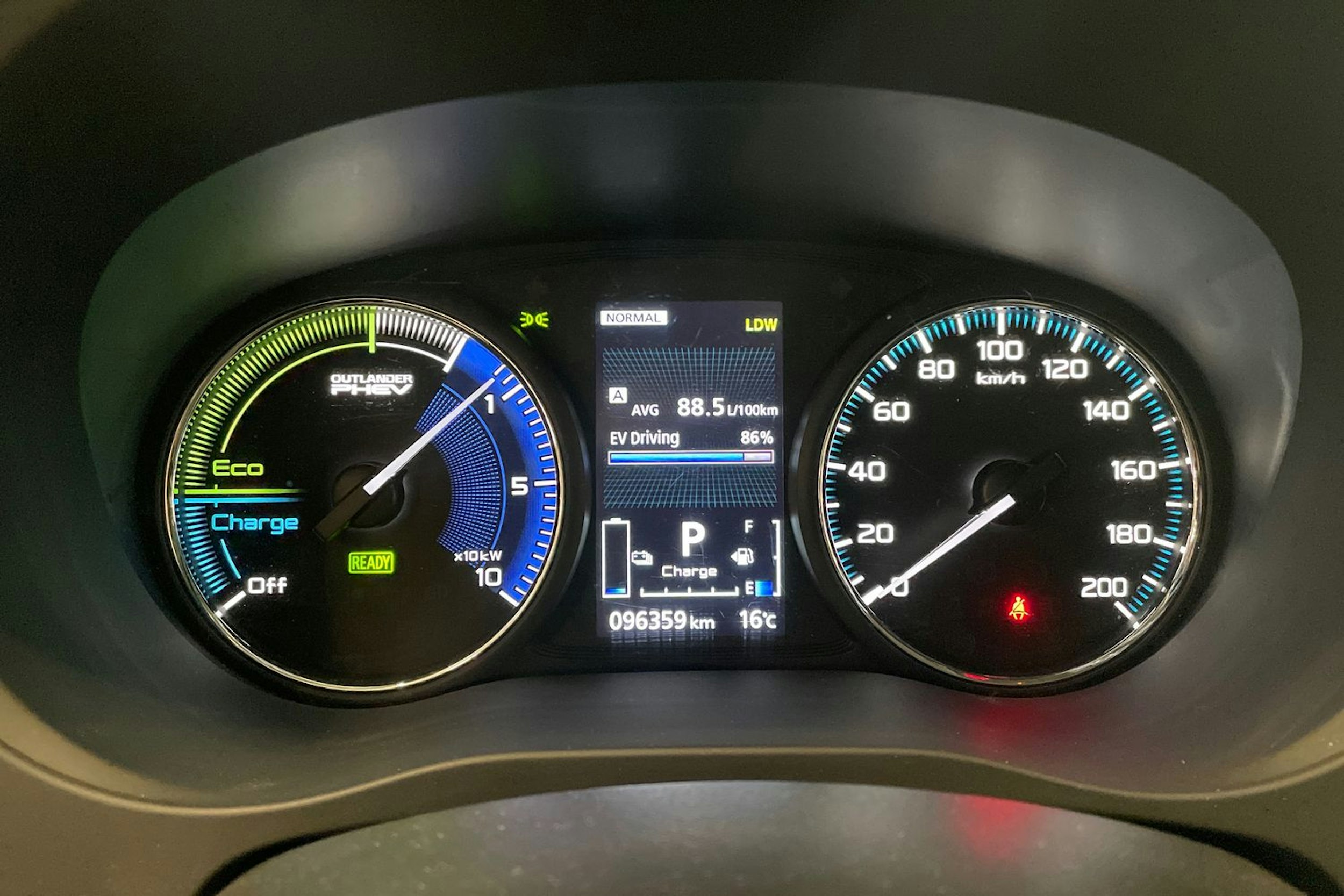 met. harmaa Mitsubishi Outlander PHEV 2018 kuva 15.