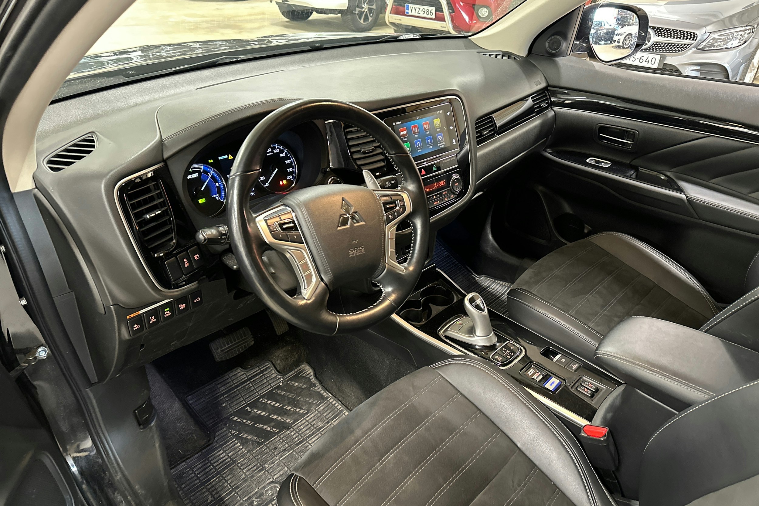 musta Mitsubishi Outlander PHEV 2019 kuva 3.