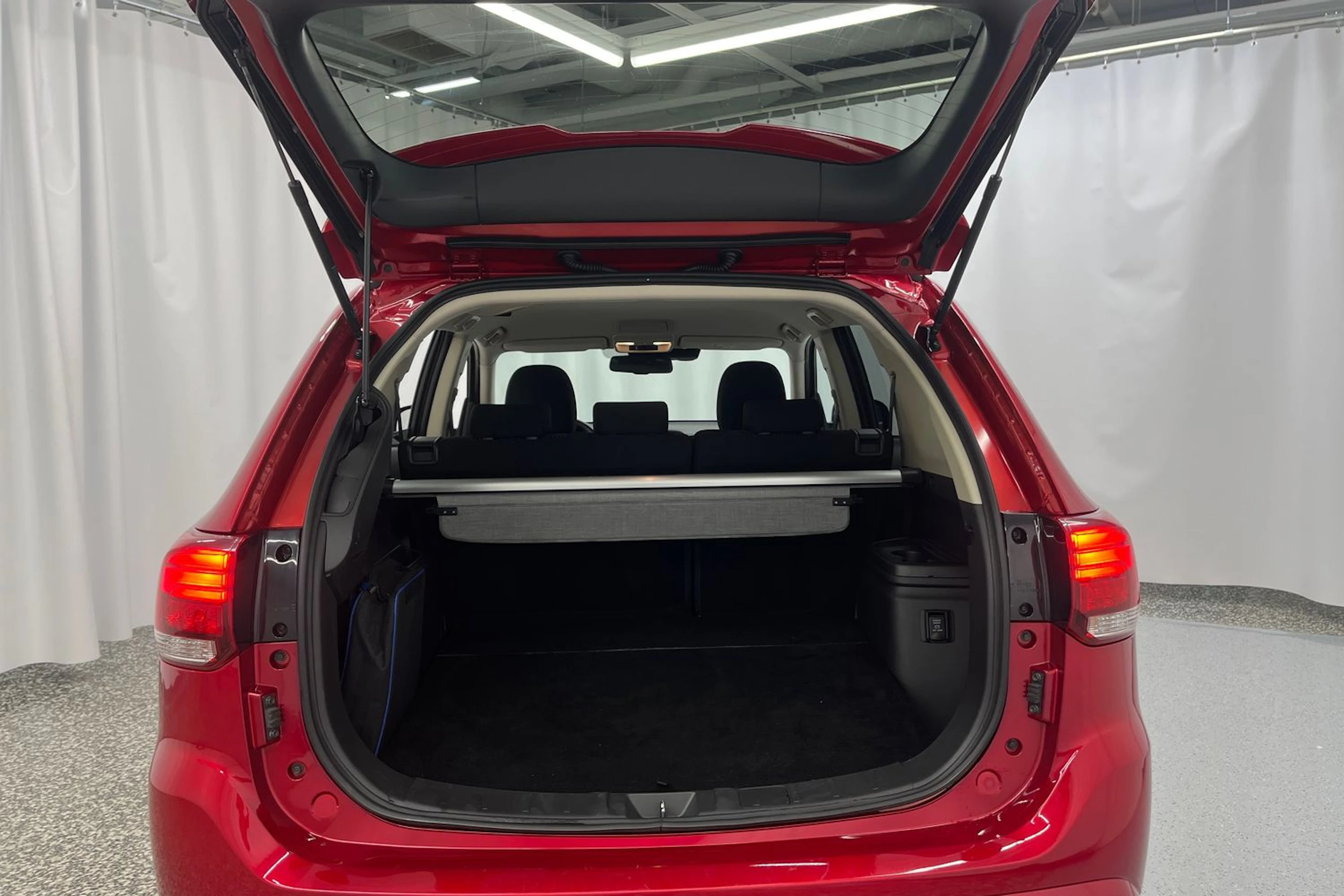 punainen Mitsubishi Outlander PHEV 2019 kuva 11.