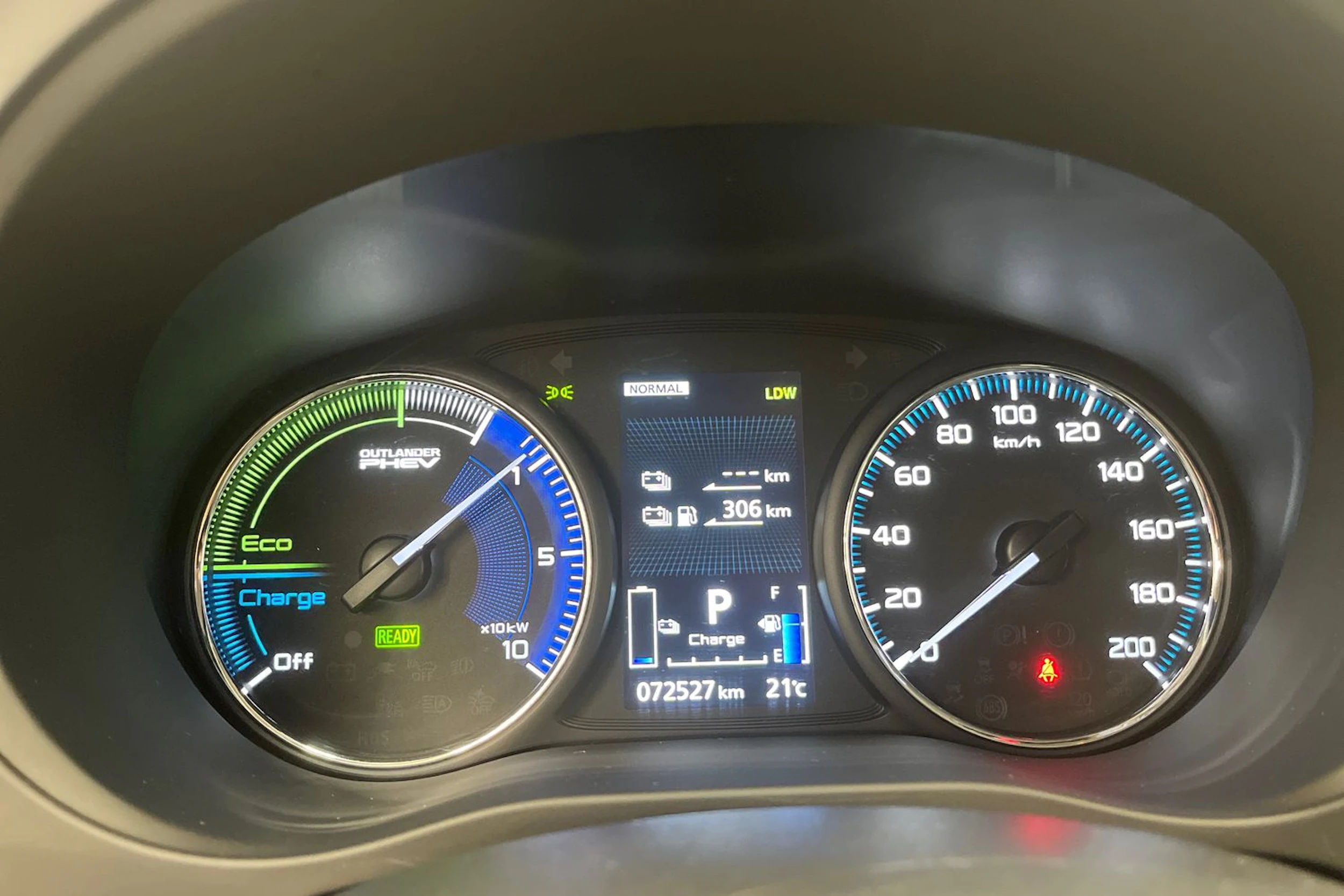 punainen Mitsubishi Outlander PHEV 2019 kuva 13.