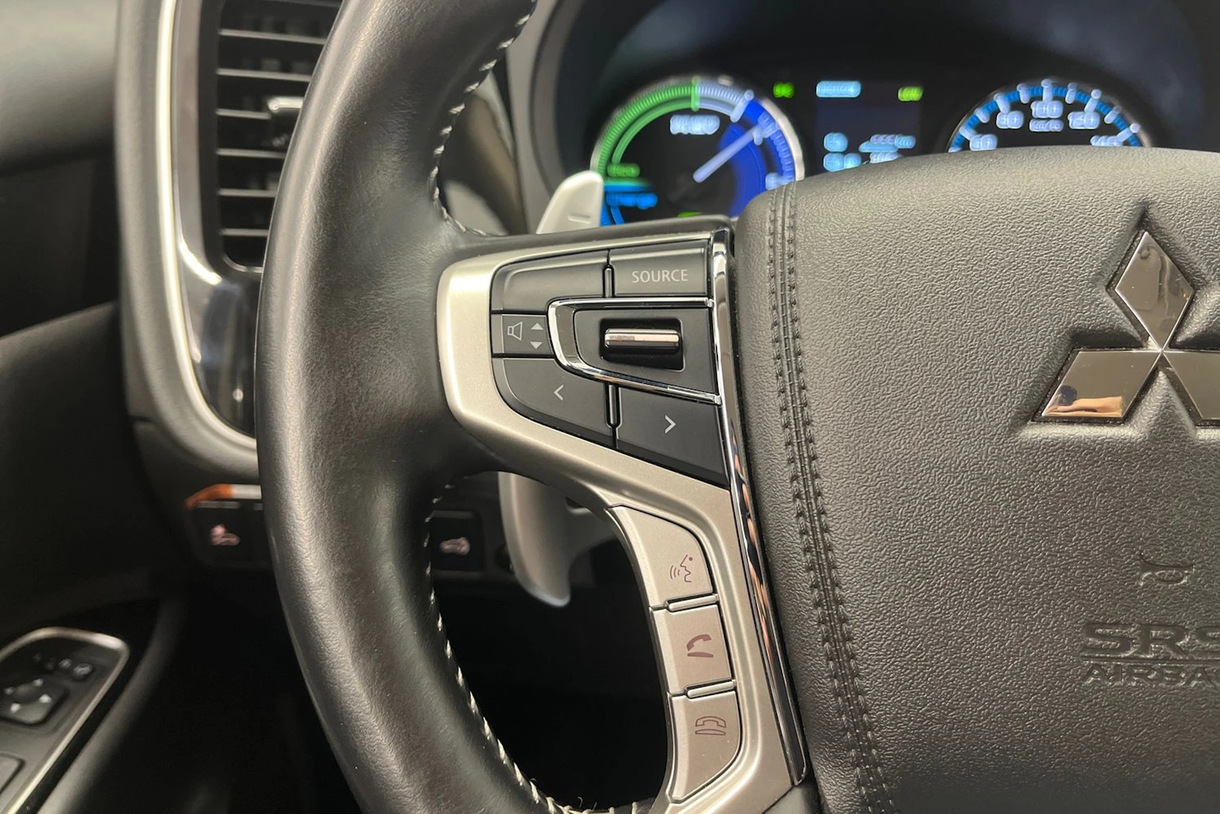 punainen Mitsubishi Outlander PHEV 2019 kuva 14.
