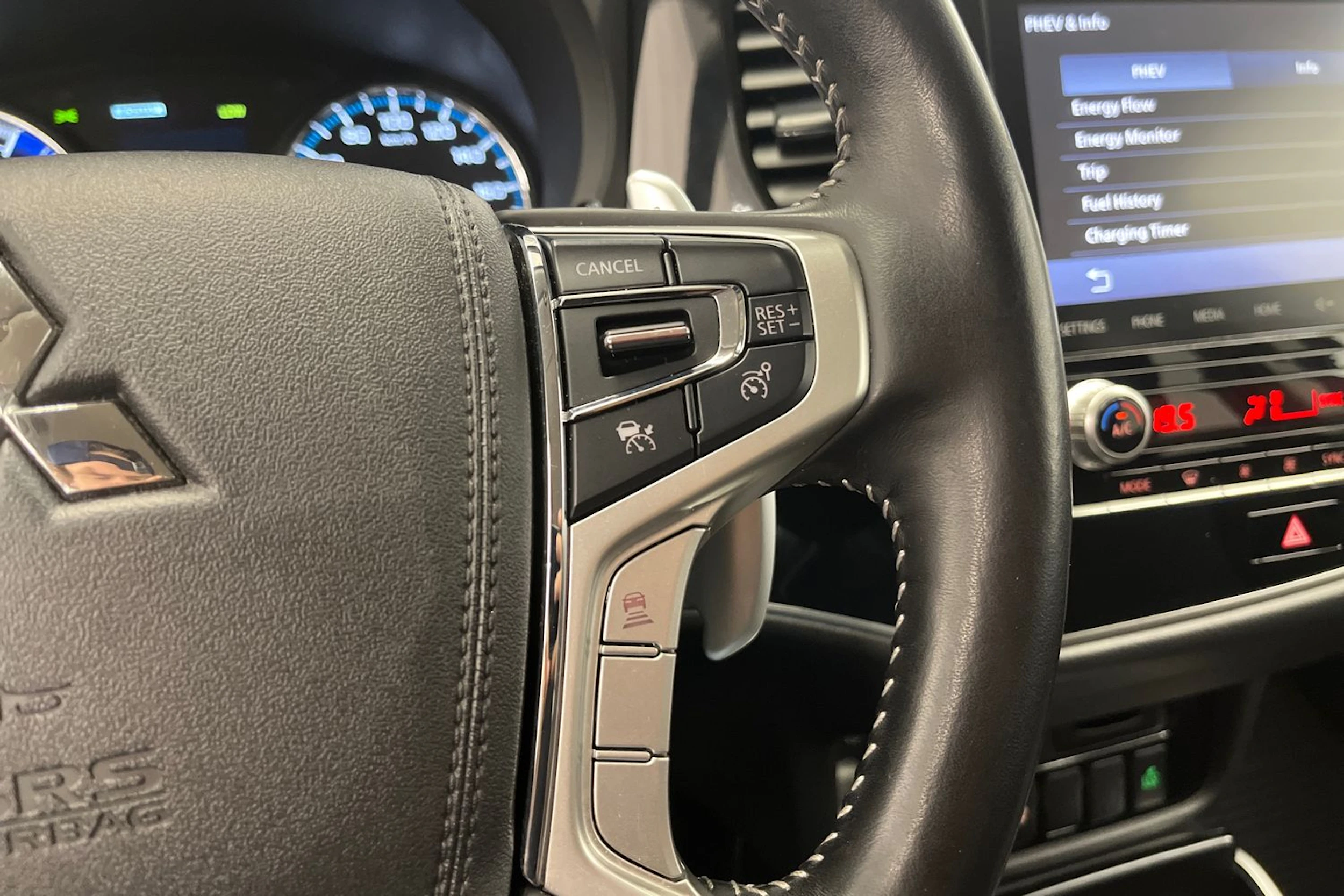 punainen Mitsubishi Outlander PHEV 2019 kuva 15.