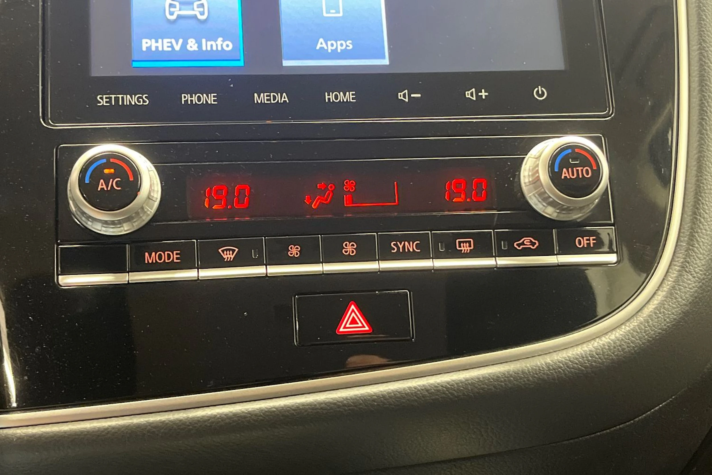 punainen Mitsubishi Outlander PHEV 2019 kuva 19.