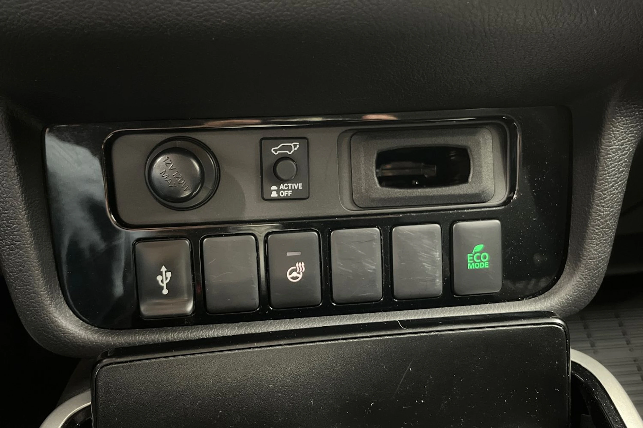 punainen Mitsubishi Outlander PHEV 2019 kuva 20.
