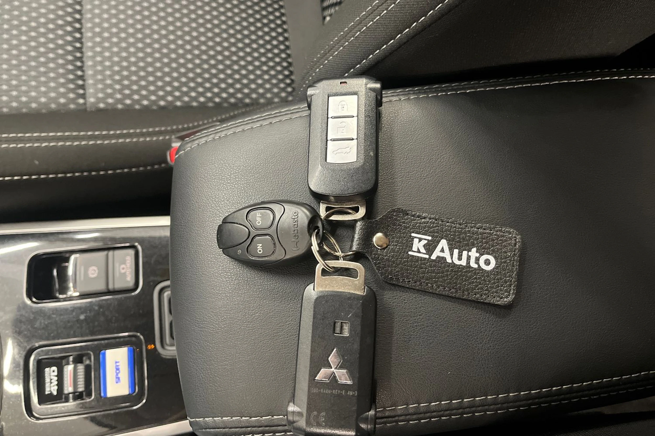 punainen Mitsubishi Outlander PHEV 2019 kuva 22.