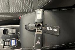 punainen Mitsubishi Outlander PHEV 2019 kuva 22.