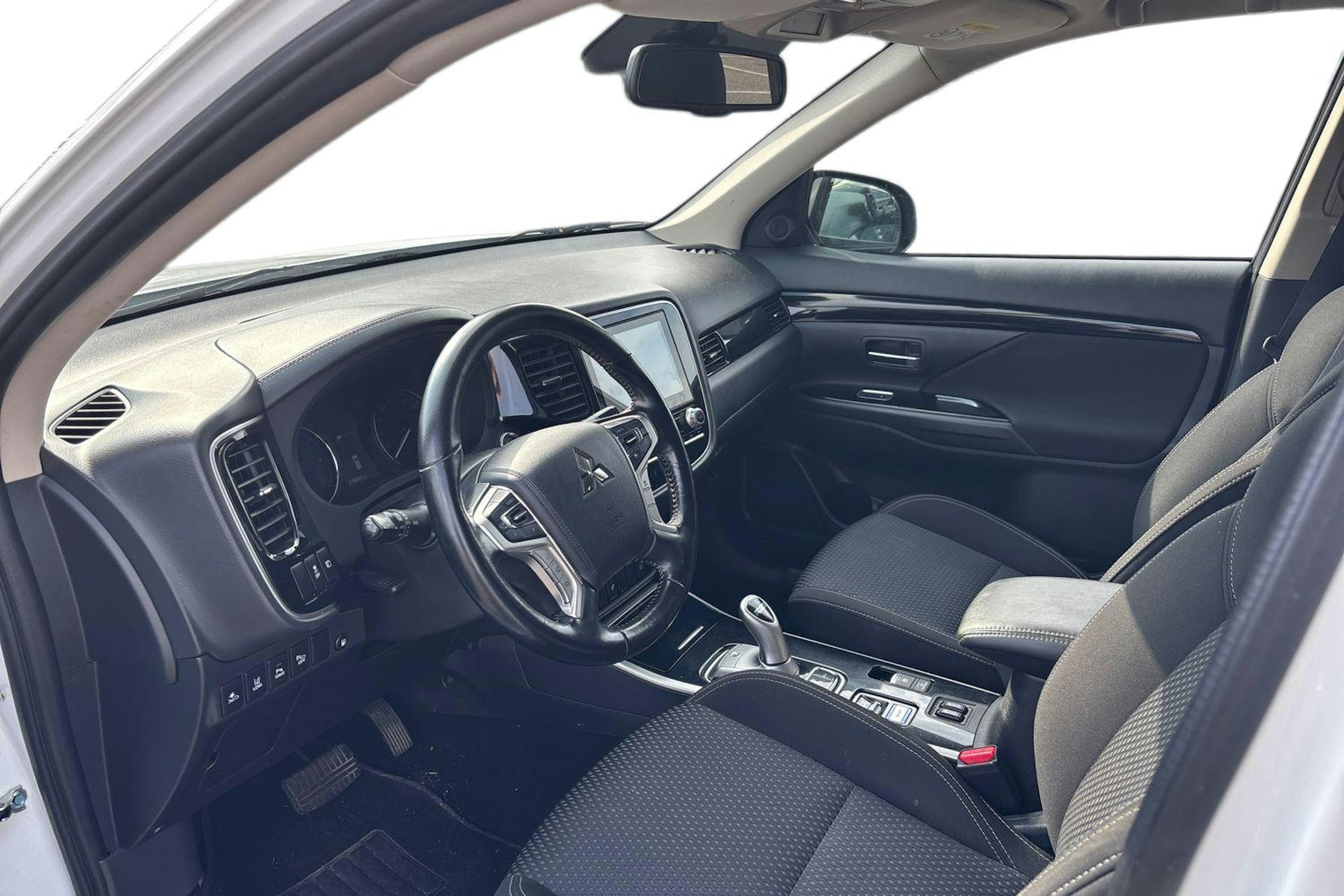 valkoinen Mitsubishi Outlander PHEV 2019 kuva 3.