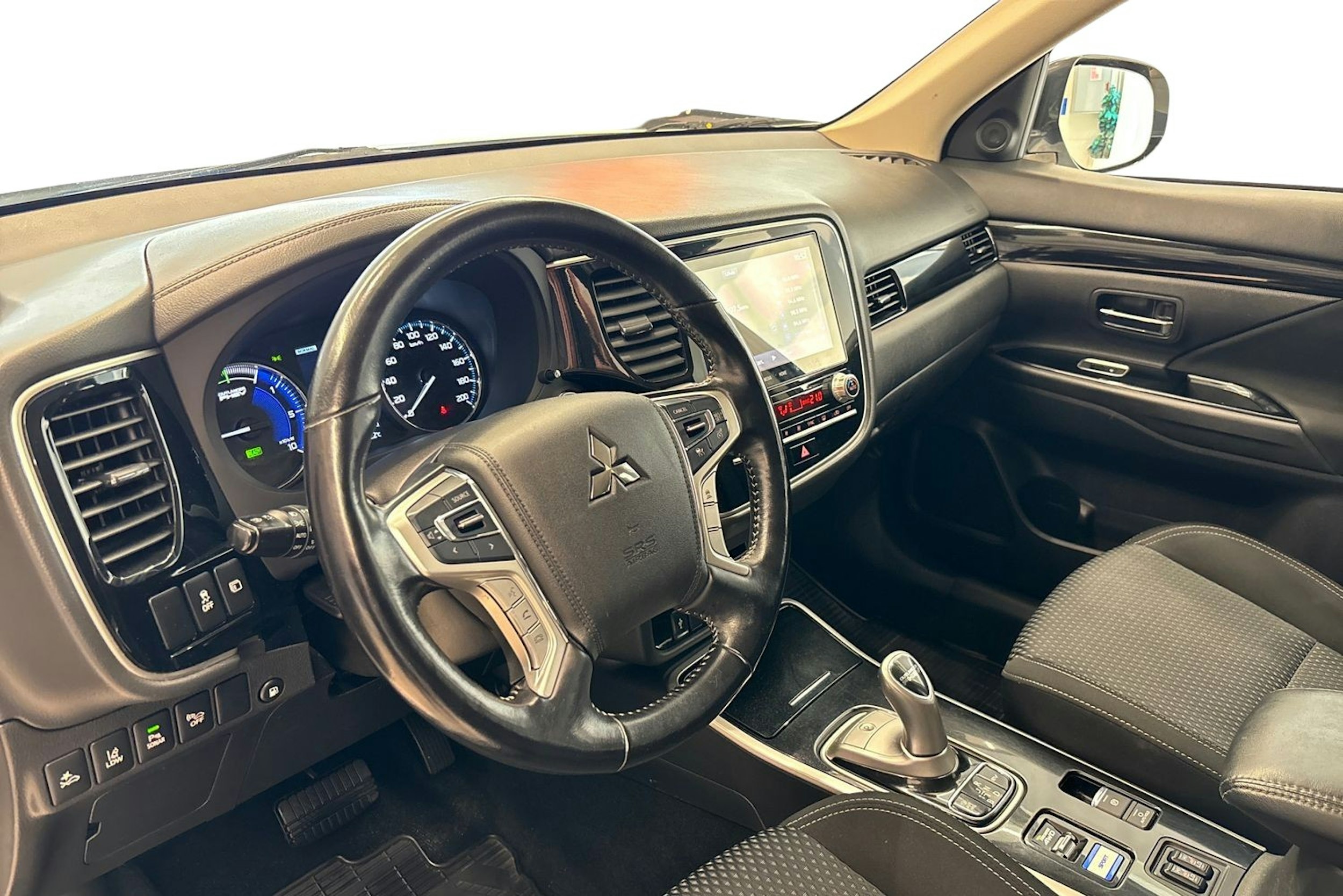 valkoinen Mitsubishi Outlander PHEV 2019 kuva 7.