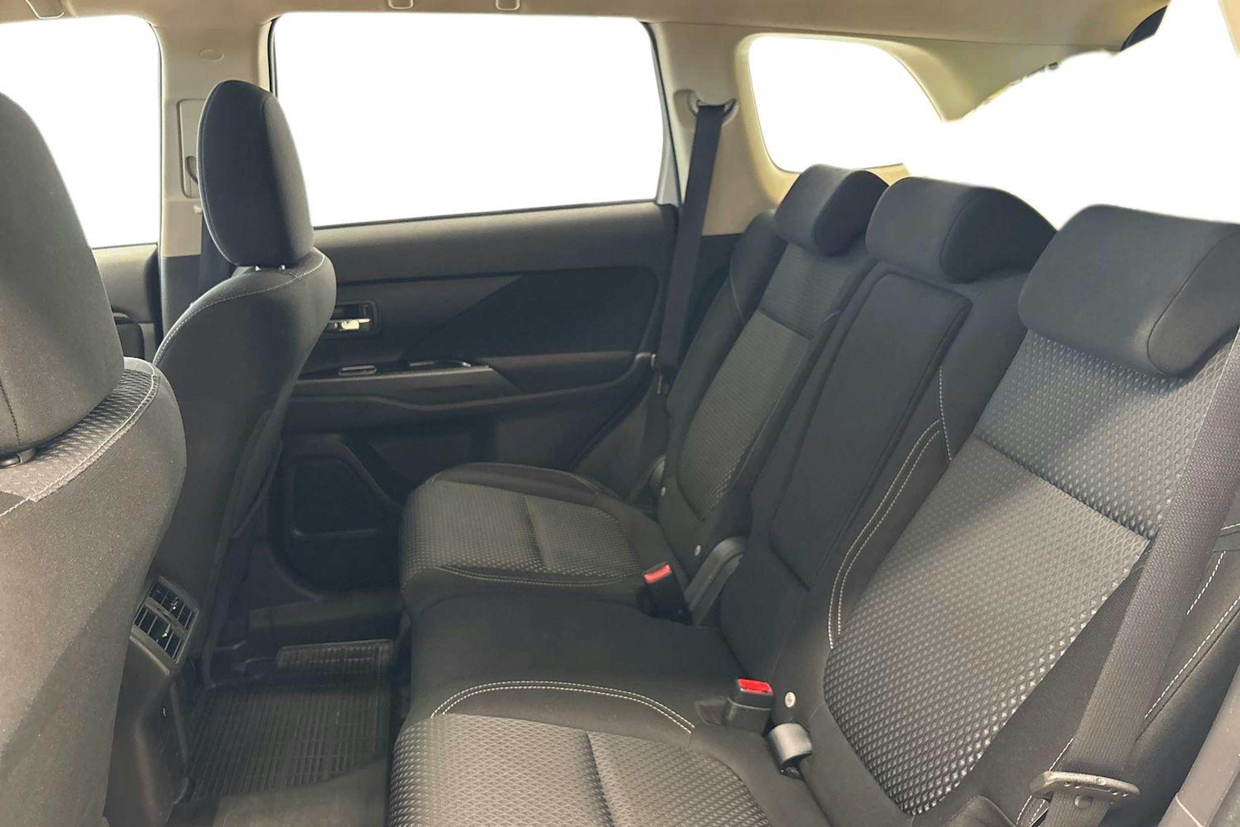 valkoinen Mitsubishi Outlander PHEV 2019 kuva 10.