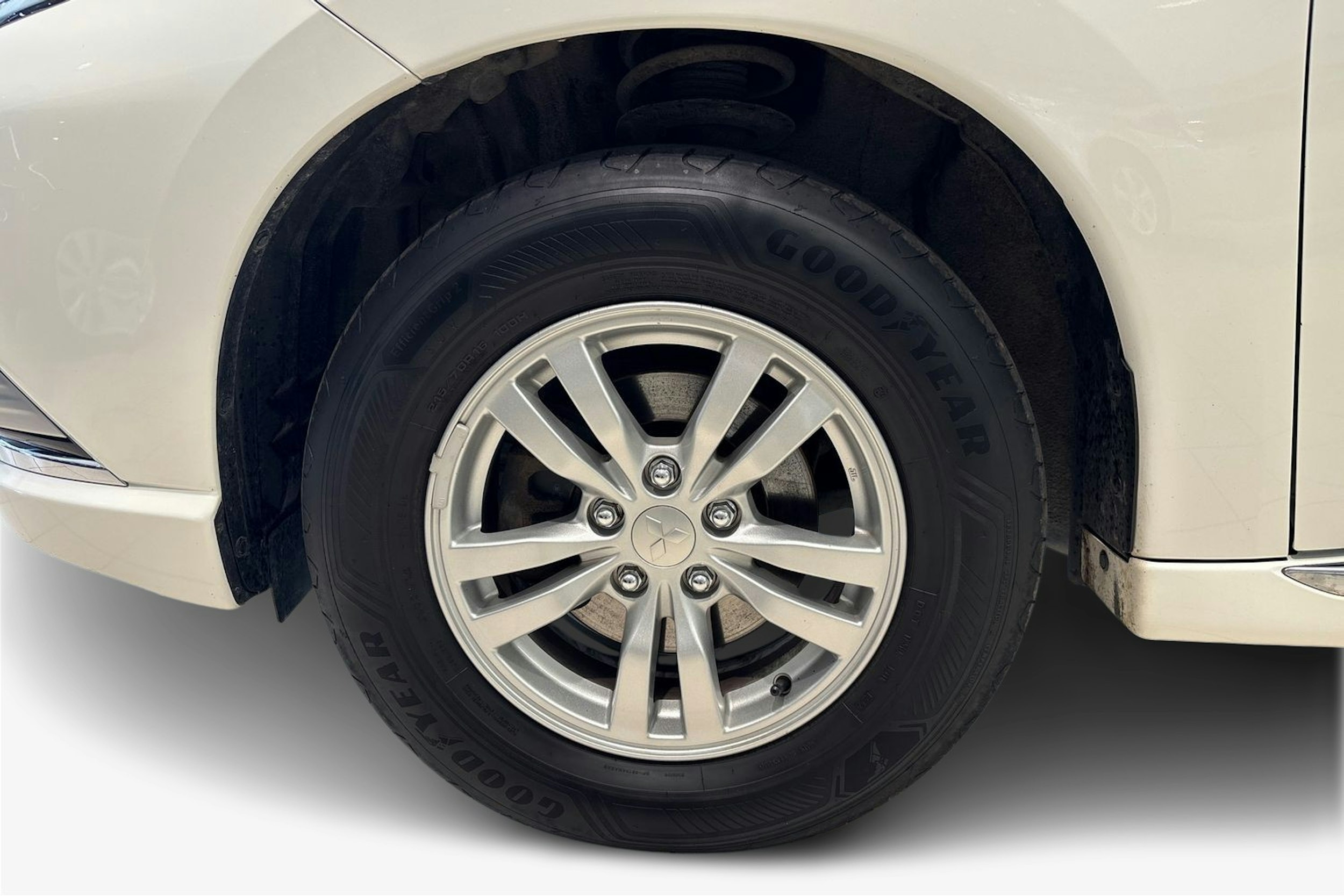 valkoinen Mitsubishi Outlander PHEV 2019 kuva 11.