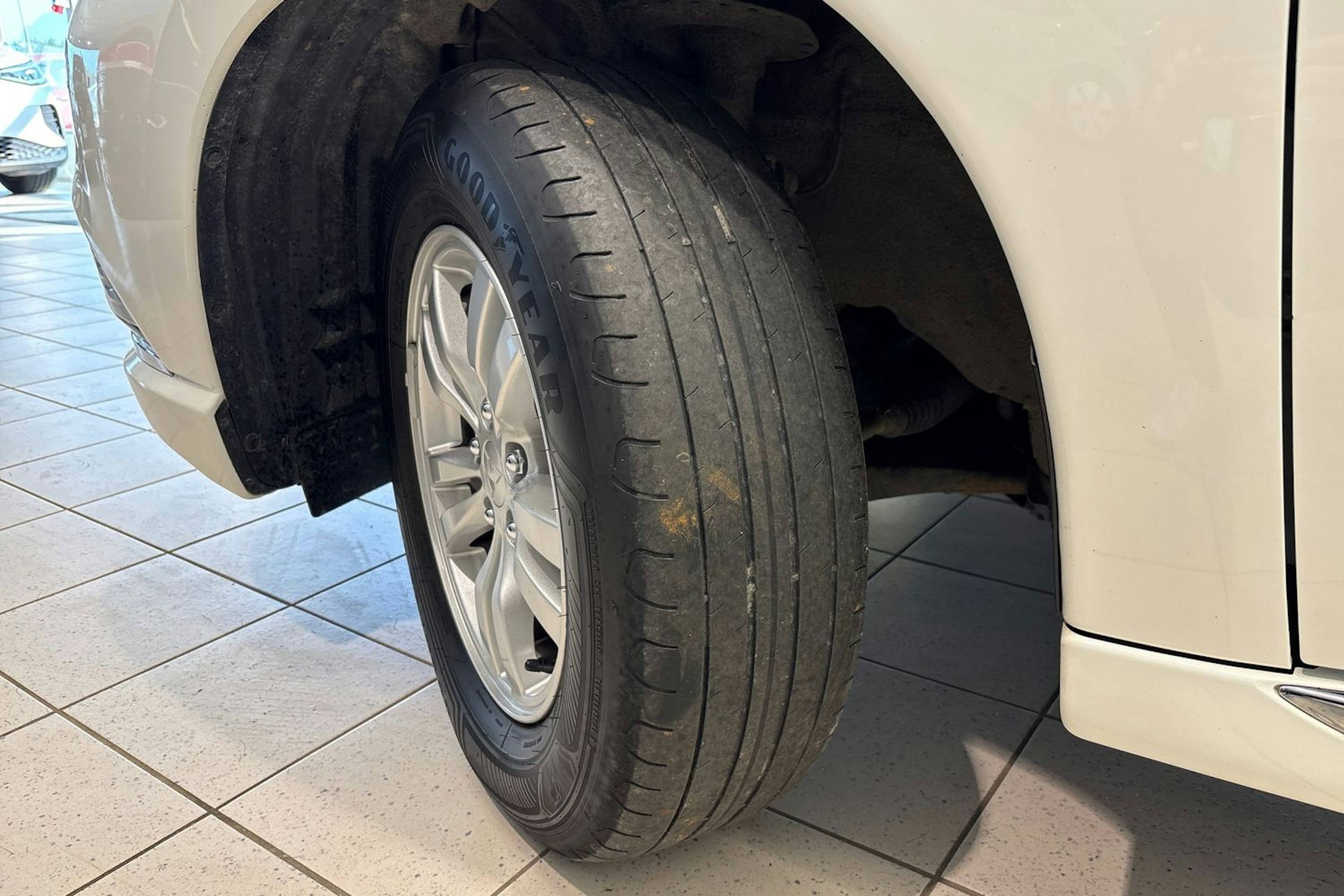 valkoinen Mitsubishi Outlander PHEV 2019 kuva 13.