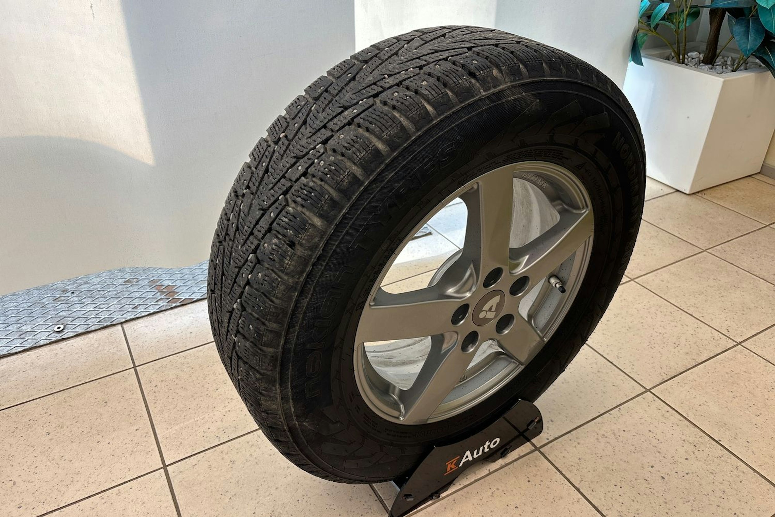valkoinen Mitsubishi Outlander PHEV 2019 kuva 14.