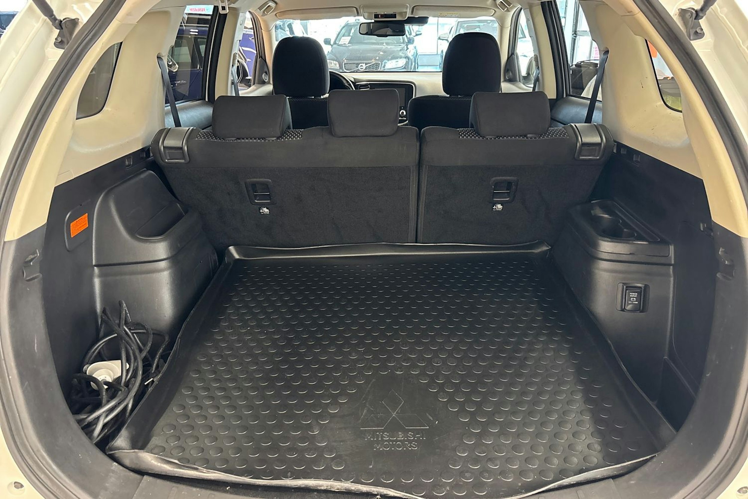 valkoinen Mitsubishi Outlander PHEV 2019 kuva 15.