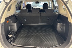 valkoinen Mitsubishi Outlander PHEV 2019 kuva 15.