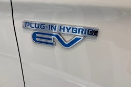 valkoinen Mitsubishi Outlander PHEV 2019 kuva 16.