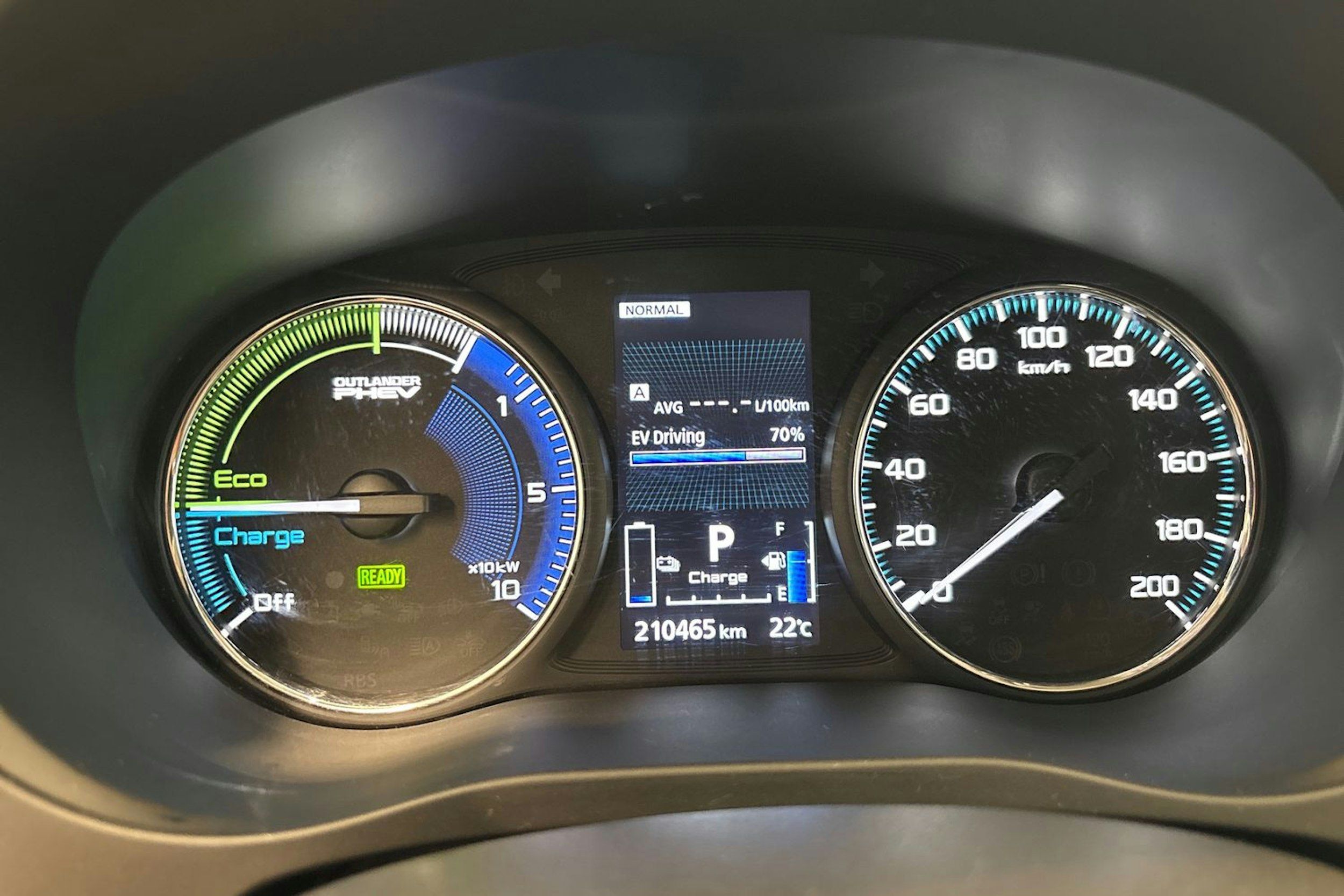 valkoinen Mitsubishi Outlander PHEV 2019 kuva 17.