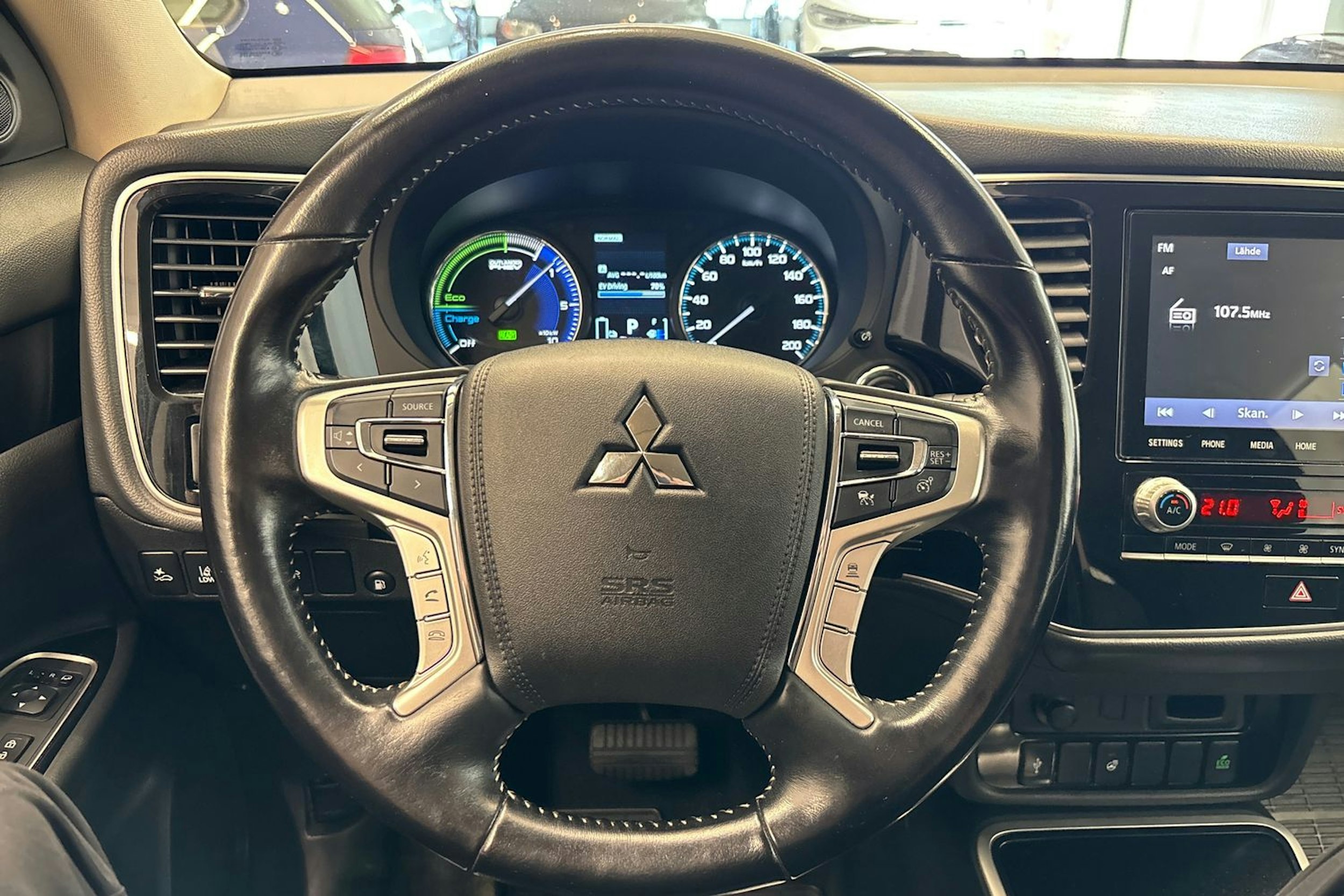 valkoinen Mitsubishi Outlander PHEV 2019 kuva 18.