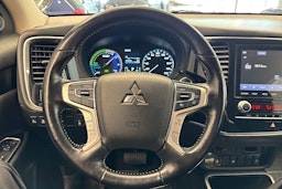 valkoinen Mitsubishi Outlander PHEV 2019 kuva 18.