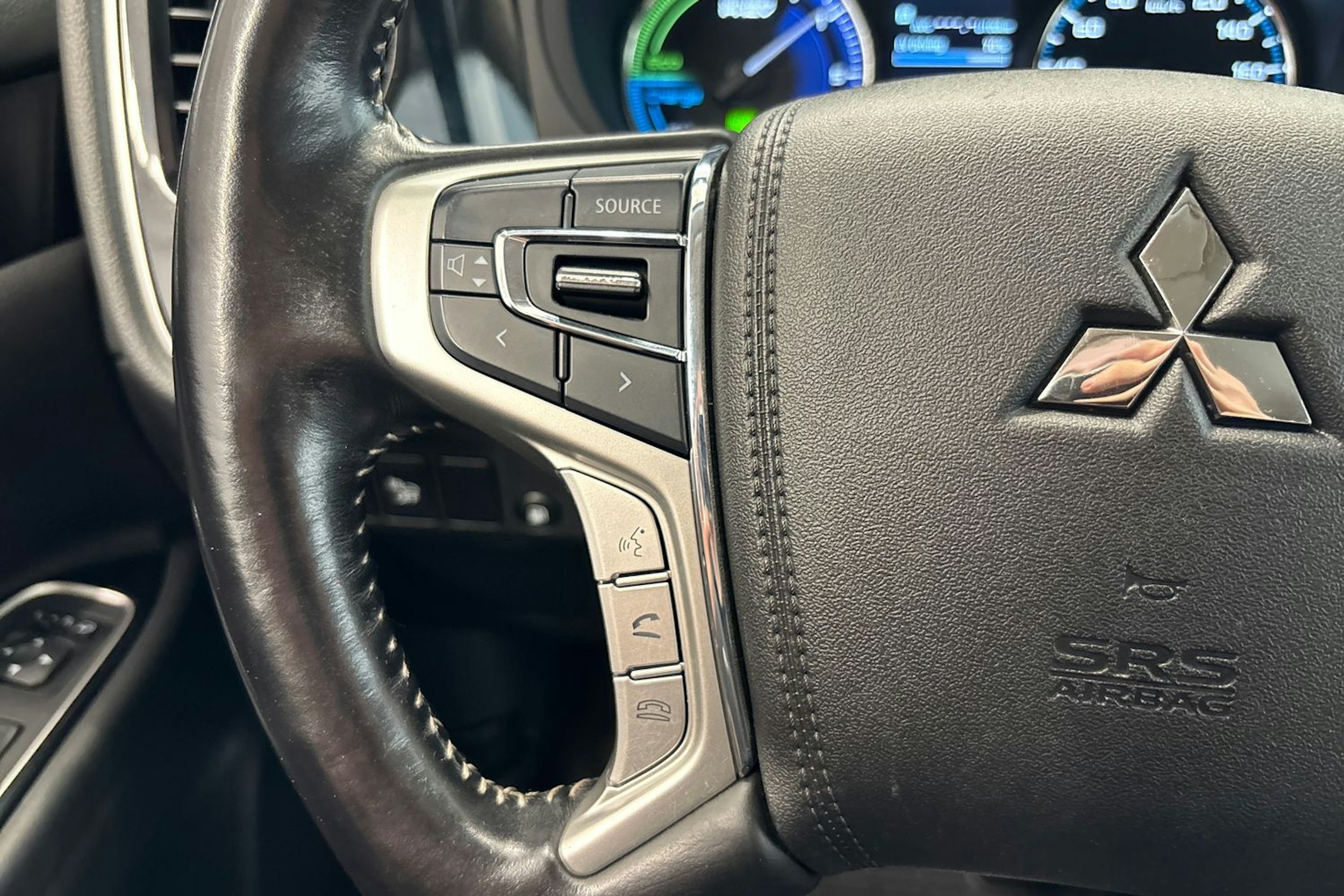 valkoinen Mitsubishi Outlander PHEV 2019 kuva 19.
