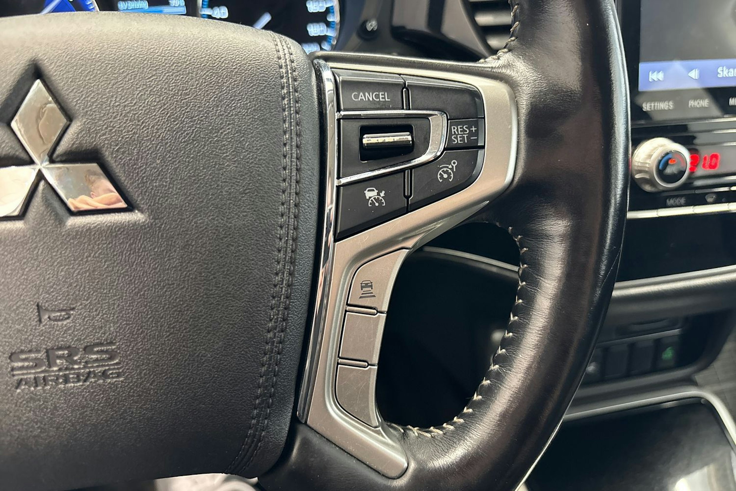 valkoinen Mitsubishi Outlander PHEV 2019 kuva 20.