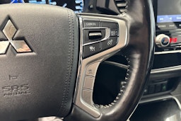 valkoinen Mitsubishi Outlander PHEV 2019 kuva 20.