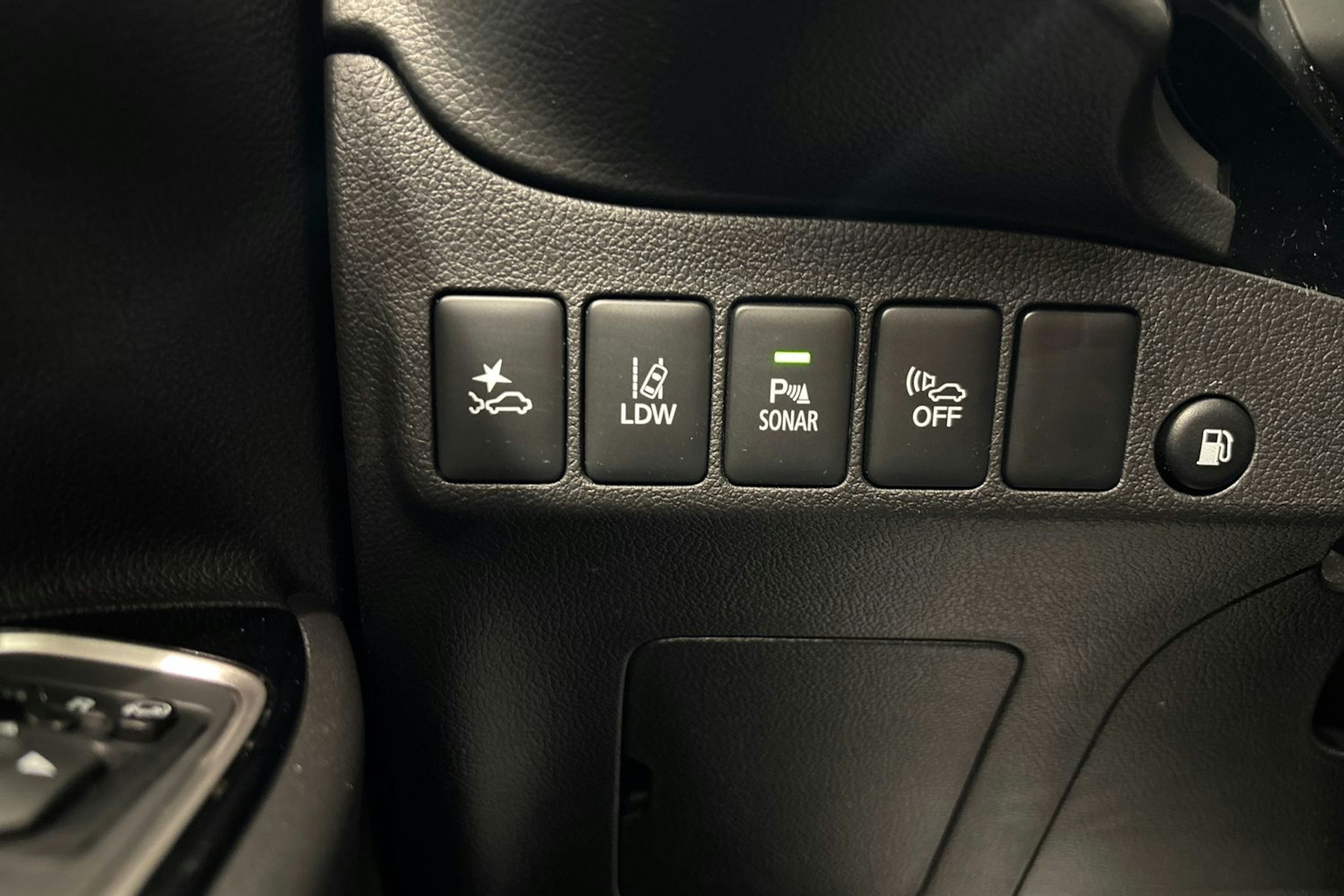 valkoinen Mitsubishi Outlander PHEV 2019 kuva 21.