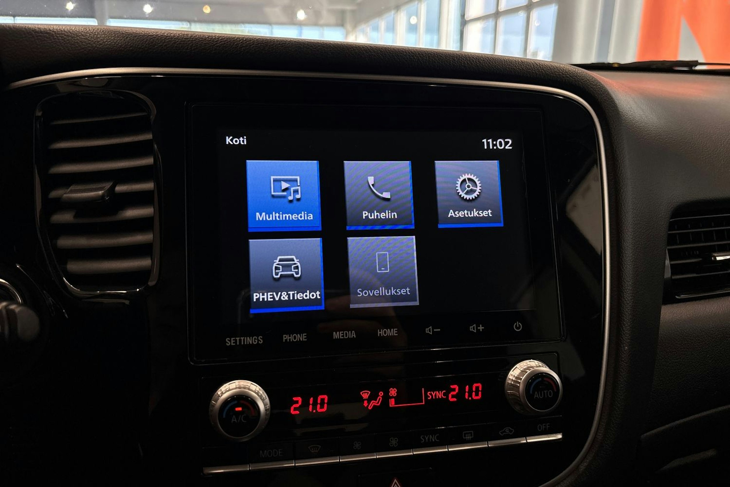 valkoinen Mitsubishi Outlander PHEV 2019 kuva 22.