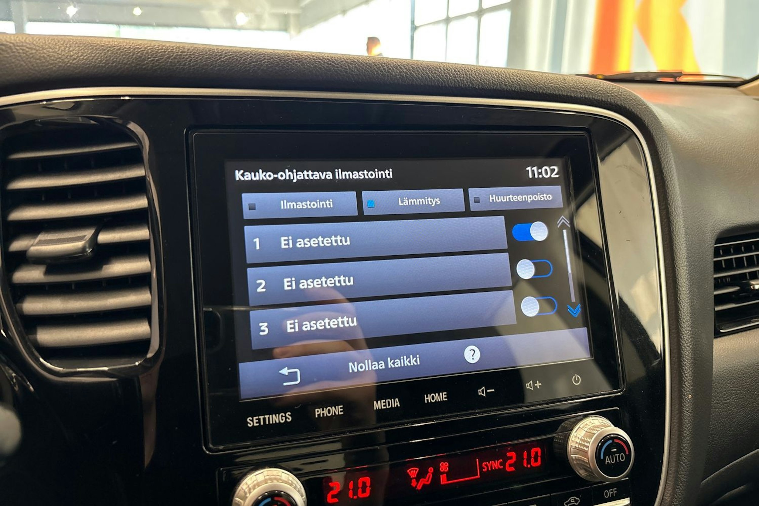 valkoinen Mitsubishi Outlander PHEV 2019 kuva 23.