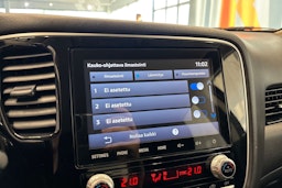 valkoinen Mitsubishi Outlander PHEV 2019 kuva 23.