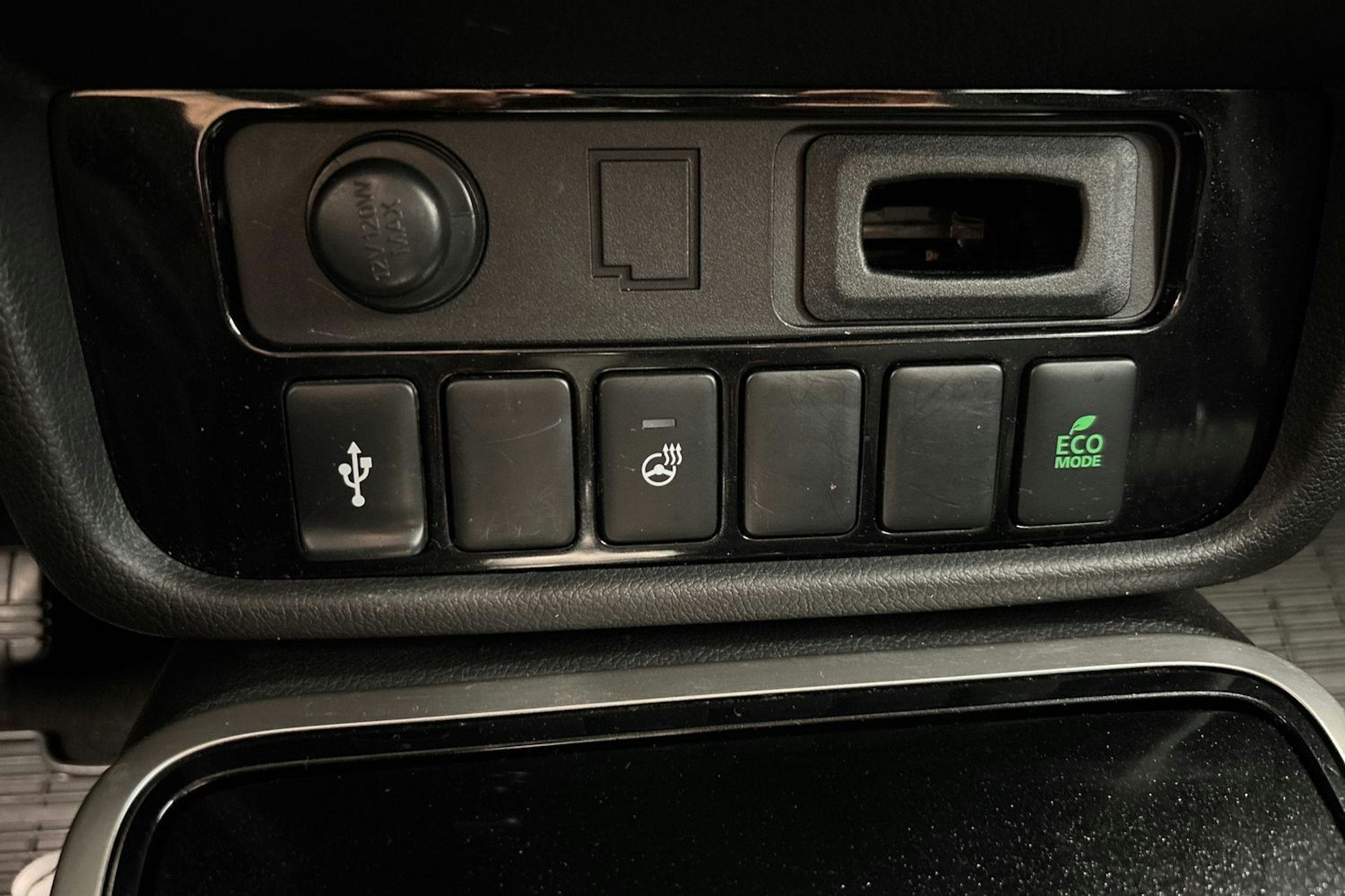 valkoinen Mitsubishi Outlander PHEV 2019 kuva 24.